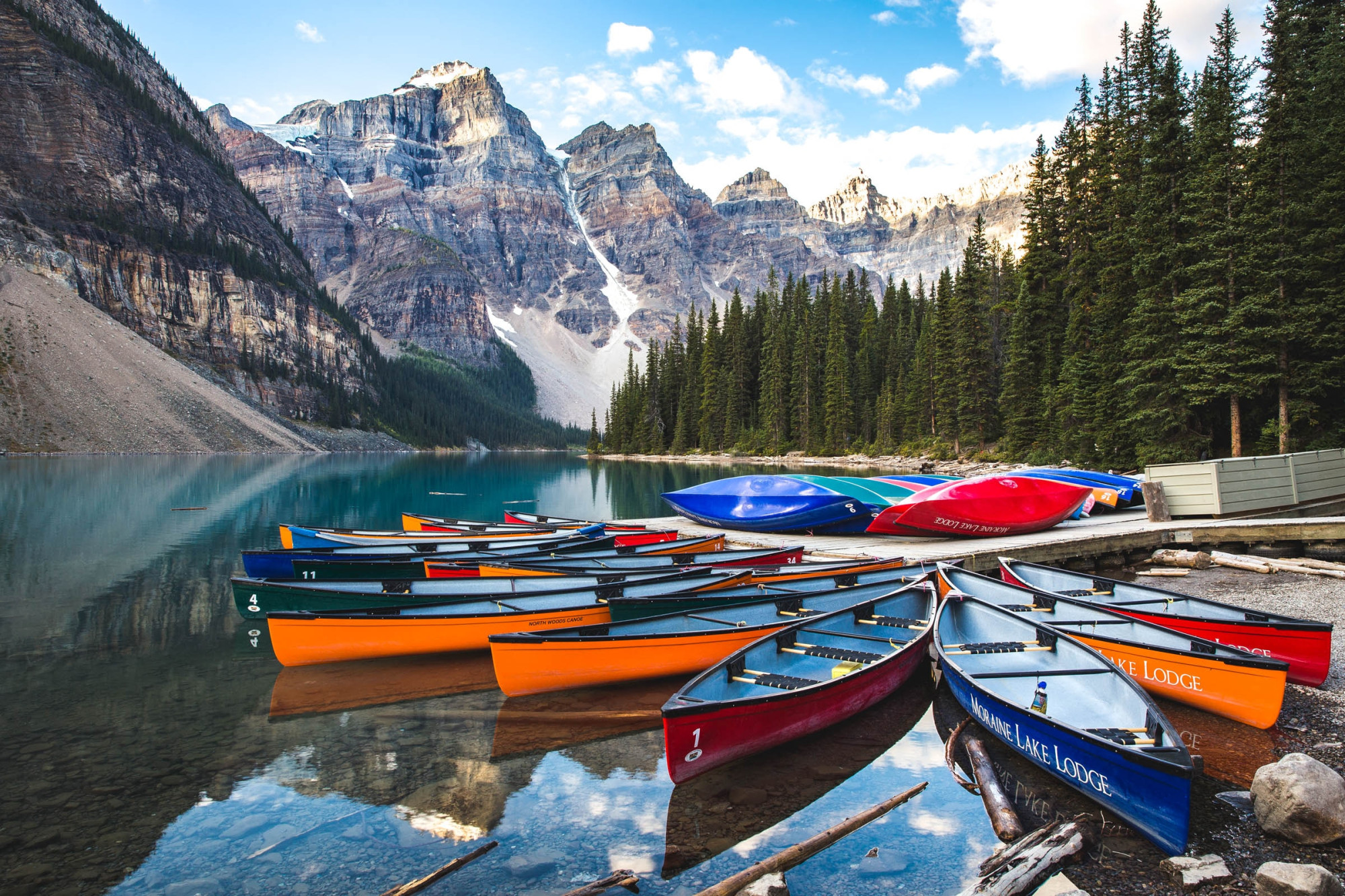 Kajaks in Moraine Lake in Banff National Park