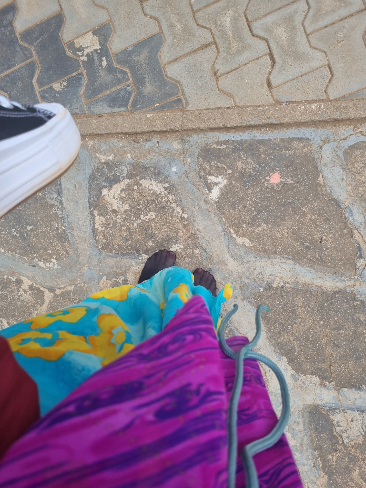 De outfit van de reisadviseur tijdens een tempelbezoek