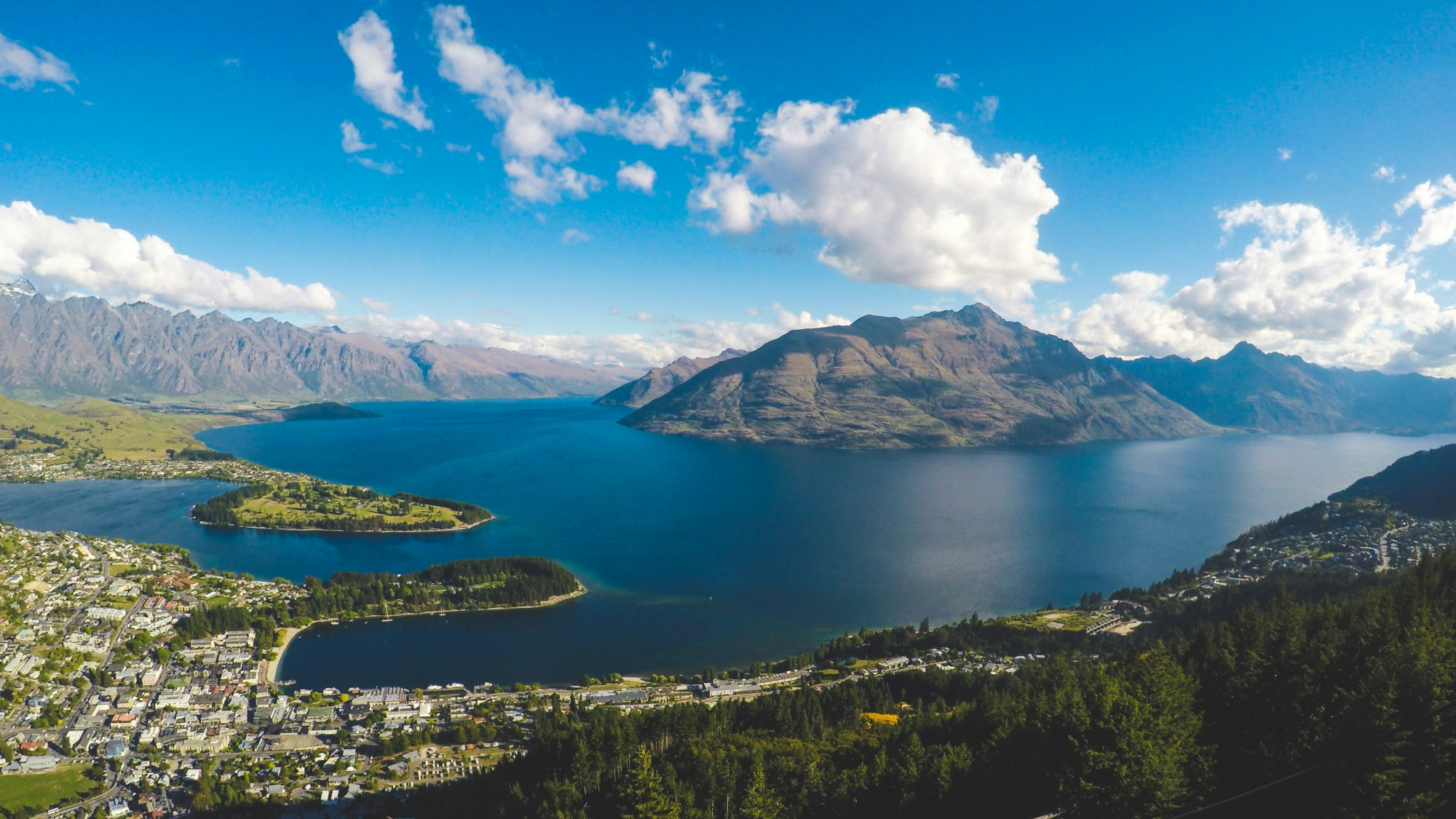Queenstown en haar omliggende bergen en baaien