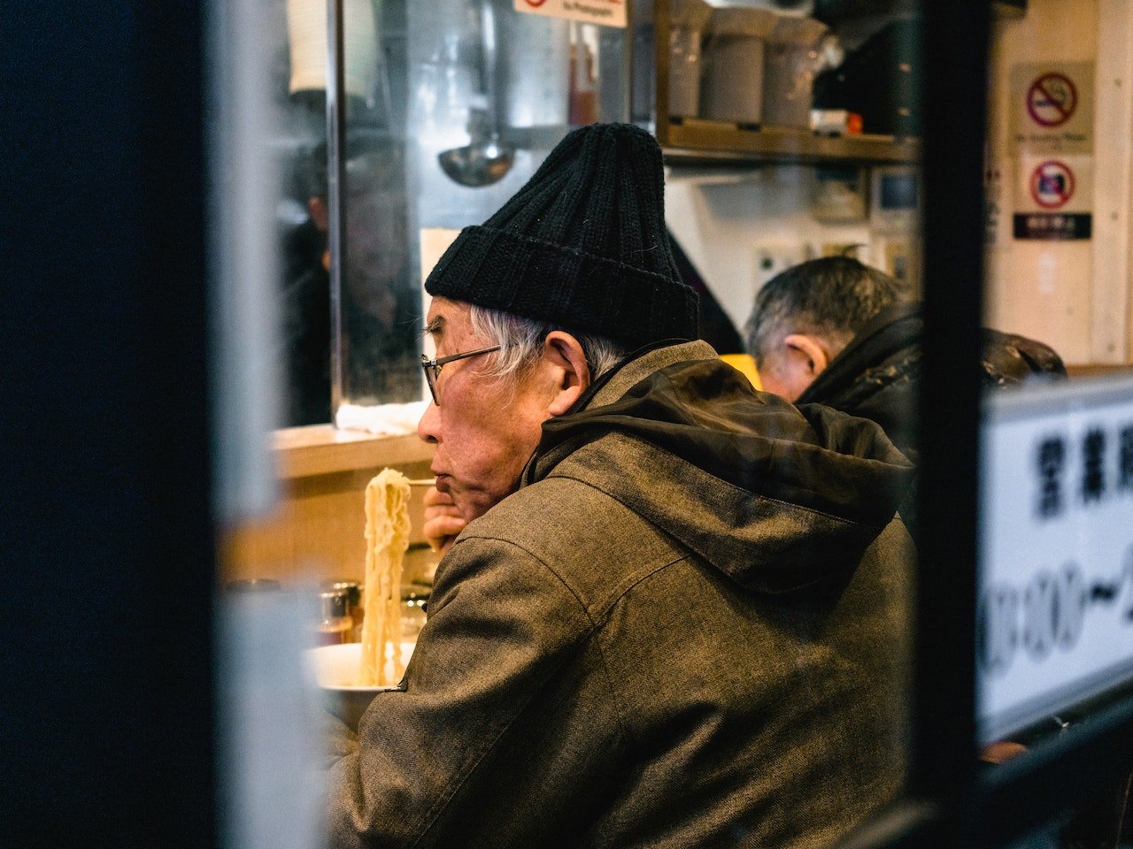 Met stokjes eten in Japan