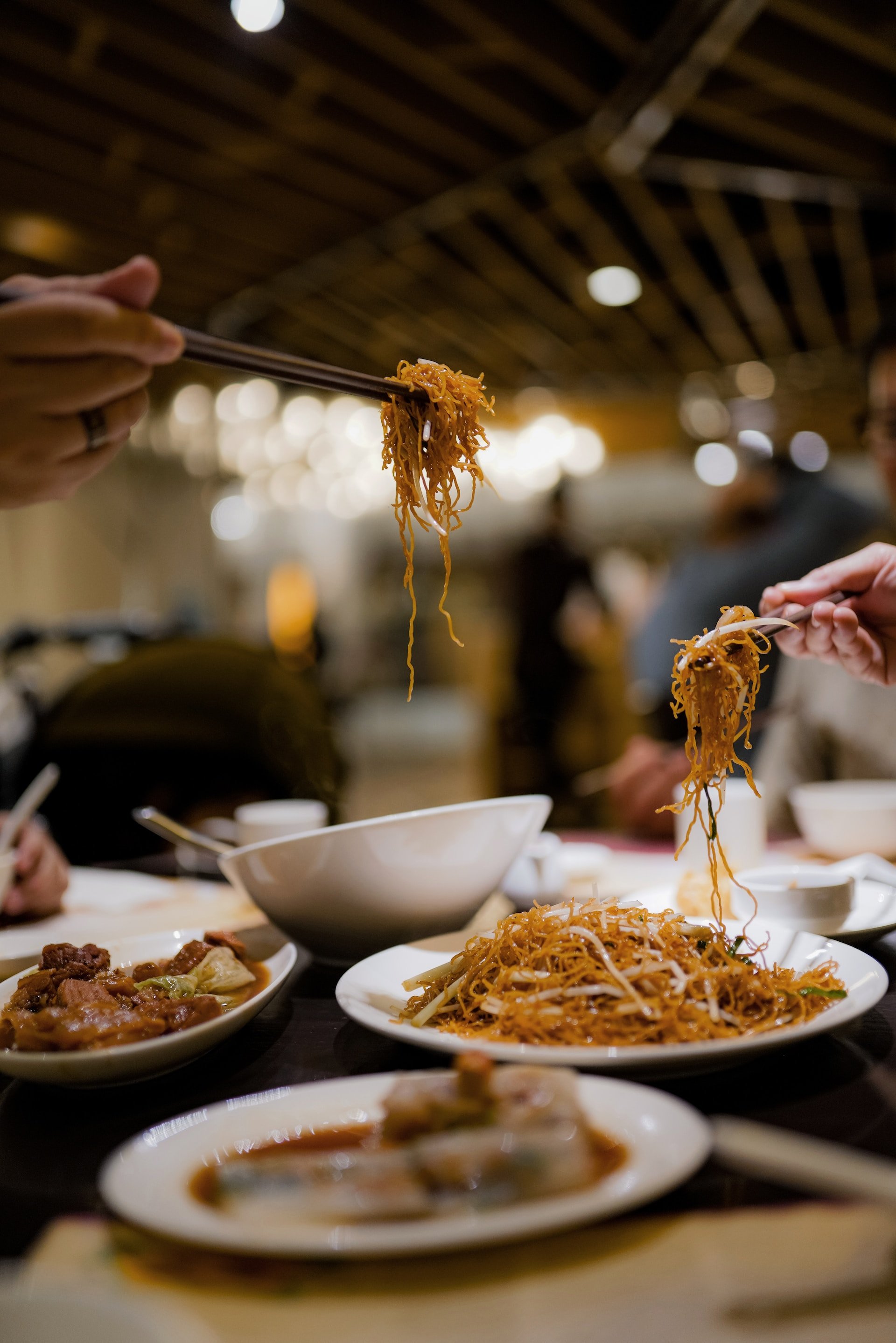 Noedels met stokjes eten in Japan