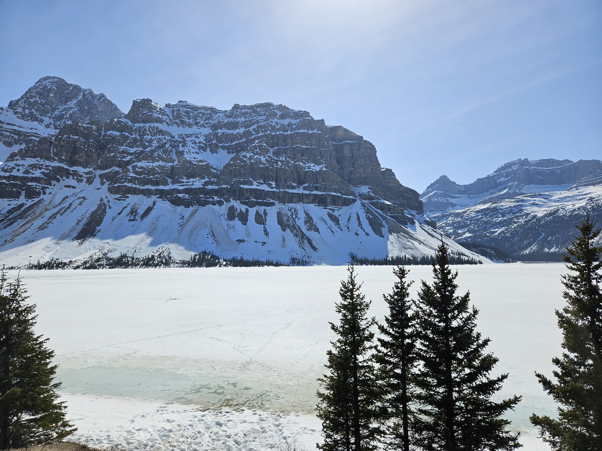 Bevroren meer met besneeuwde bergen aan de Icefields Parkway