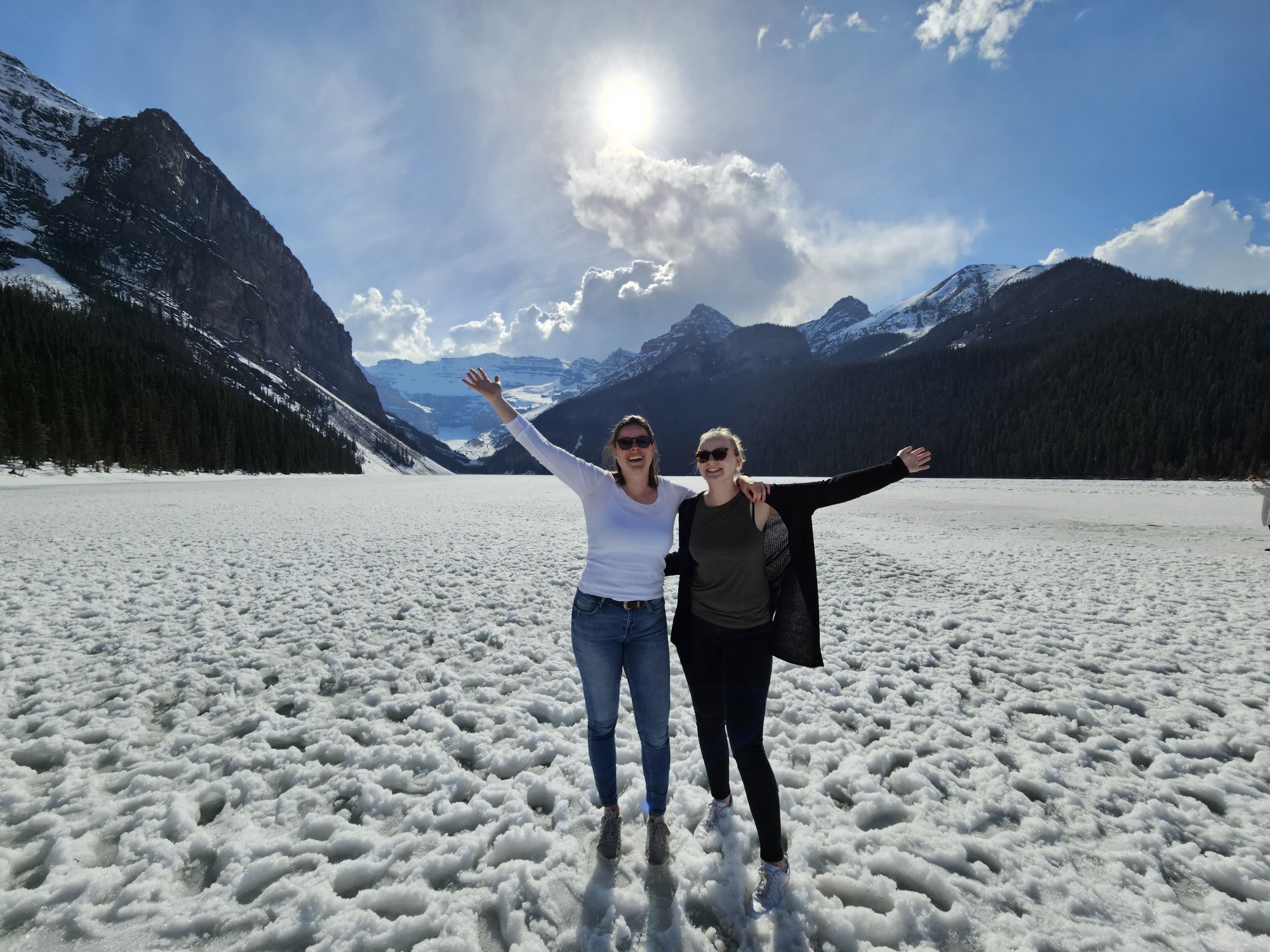 Reisadviseurs van Travelworld in de sneeuw aan de Icefields Parkway