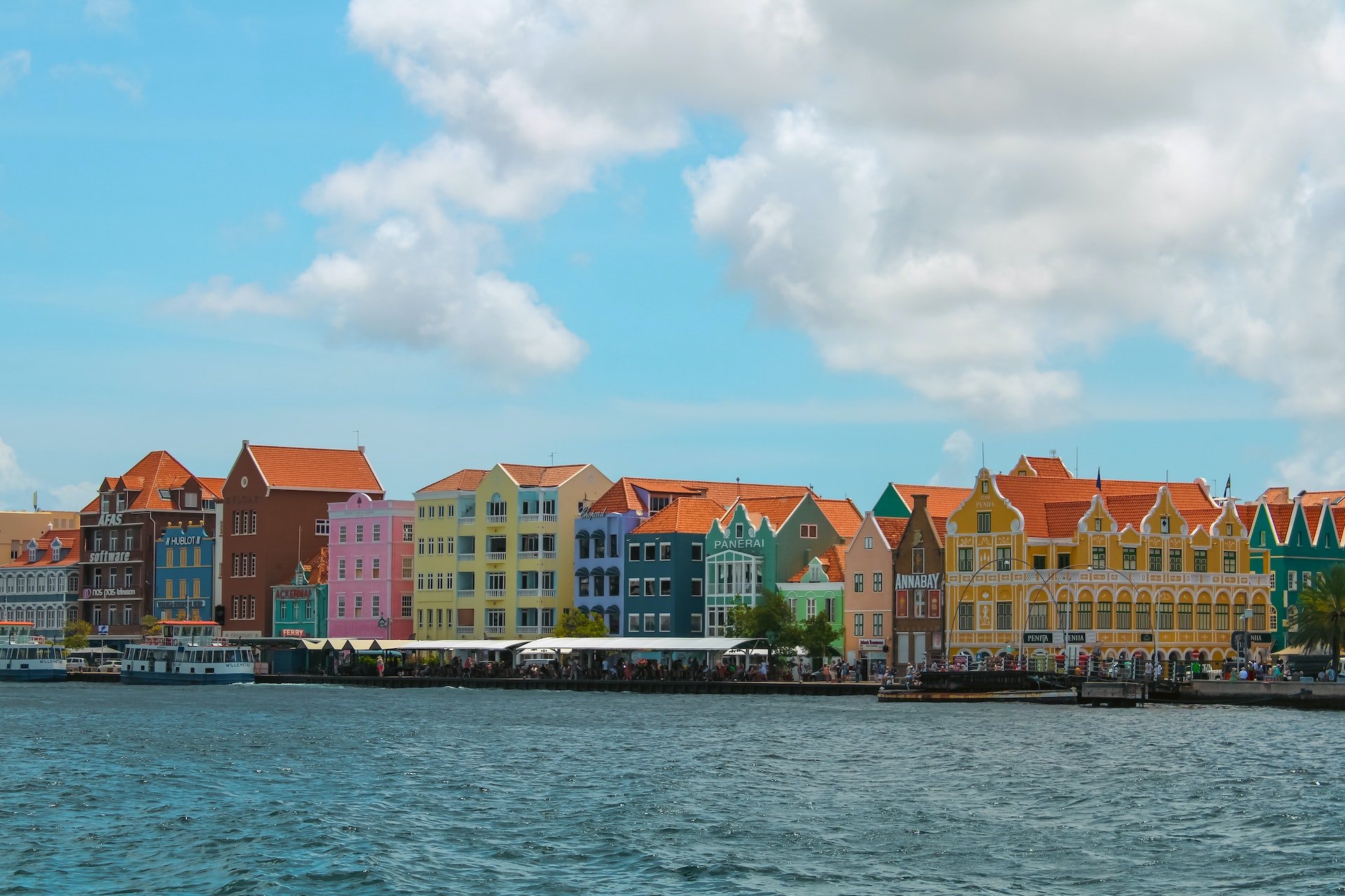 Kustlijn van Curaçao vanaf Koningin Emmabrug