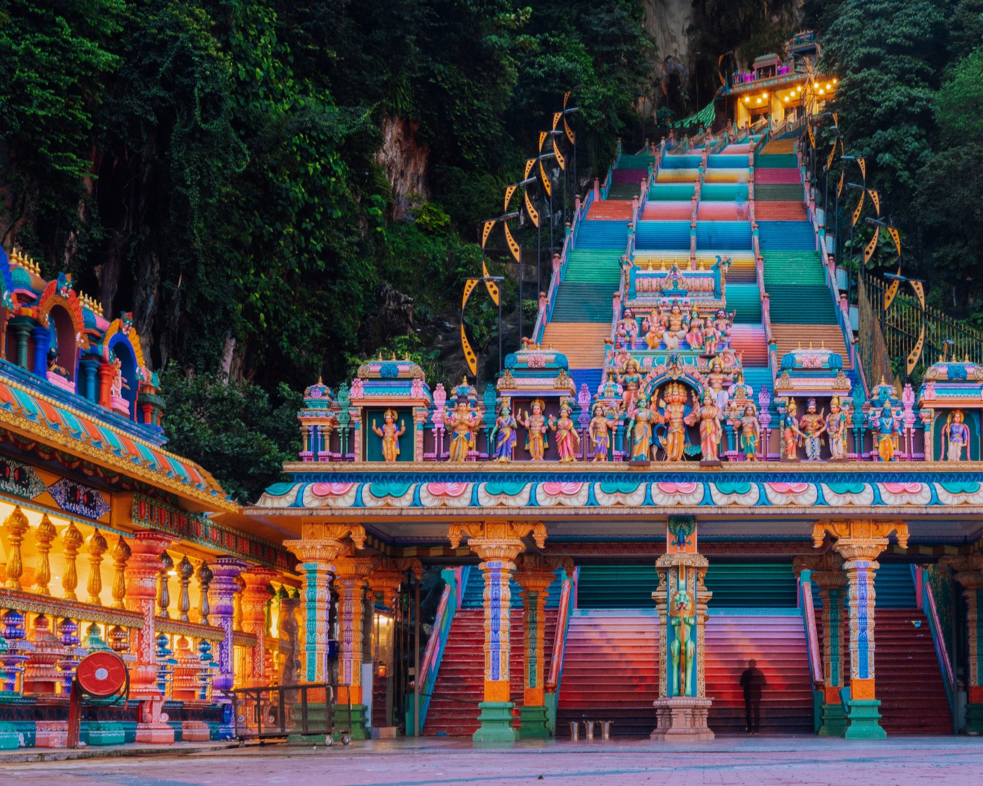 Kleurrijke trappen van de Batu Caves