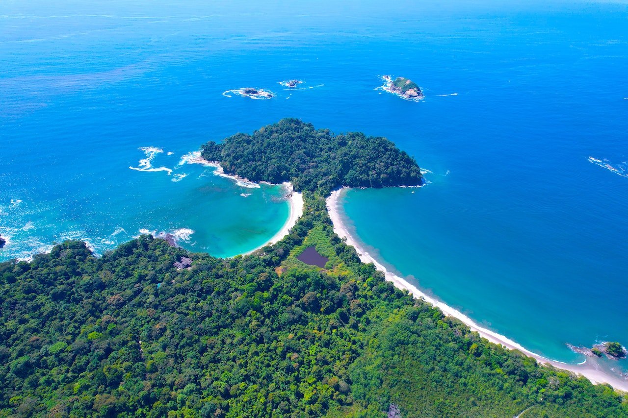 Het Nationaal park Manuel Antonio vanuit de lucht