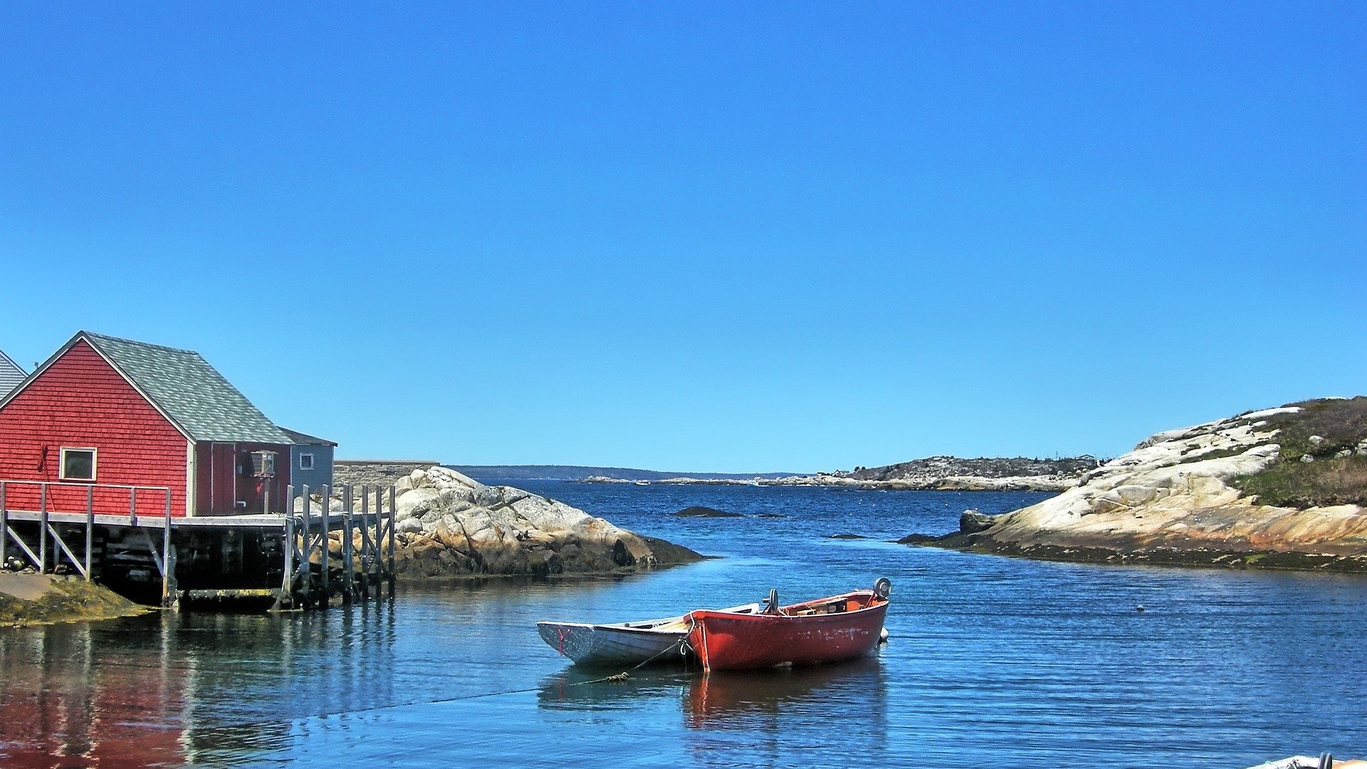 Authentieke huisjes en bootjes in de zee van Nova Scotia, Canada