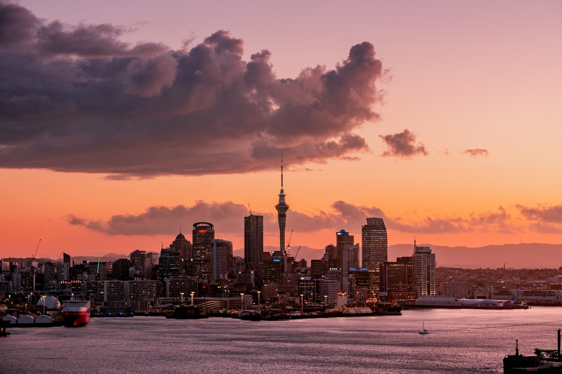 Skyline van Auckland, Nieuw-Zeeland, tijdens zonsondergang