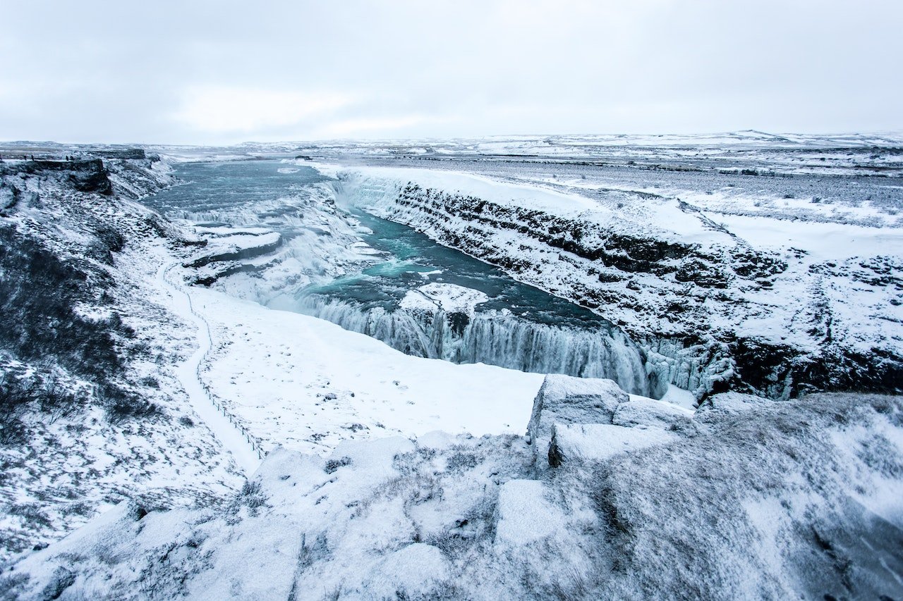 Besneeuwde Gullfoss waterval, IJsland