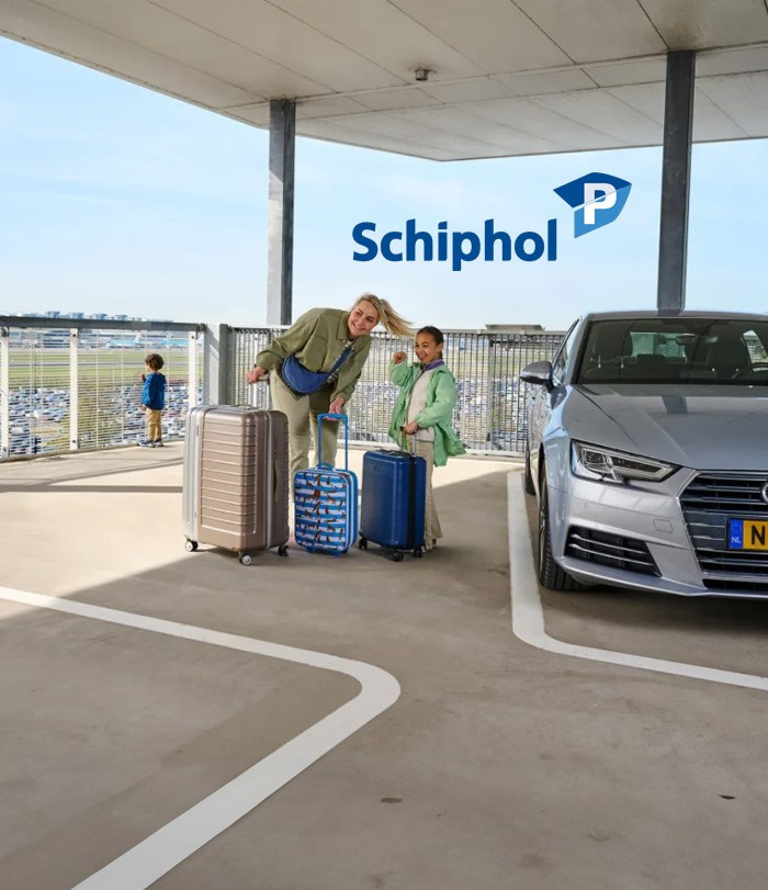 Passagiers met koffers op parkeerplaats Schiphol