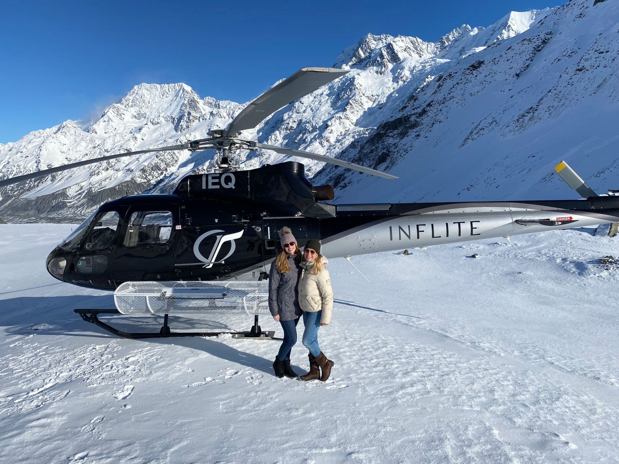 Reisadviseurs Renske en Sabrina bij een helikopter in Nieuw-Zeeland