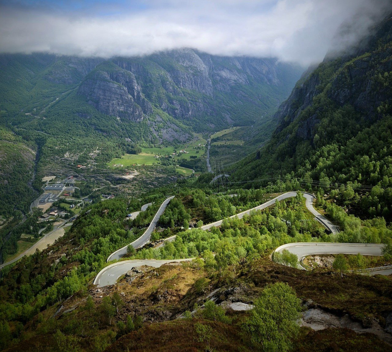 Haarspeldbochten in een bergdal