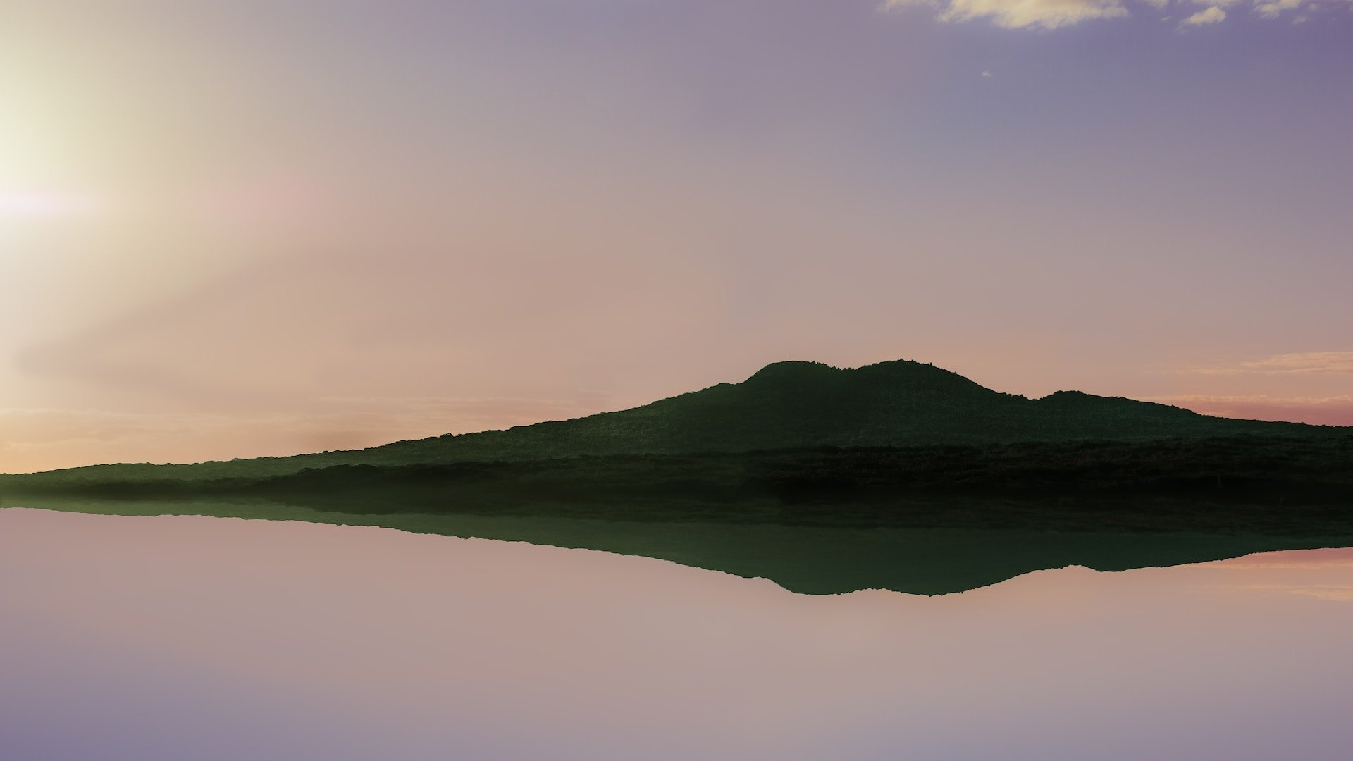 Rangitoto Island in Auckland, Nieuw-Zeeland tijdens zonsondergang