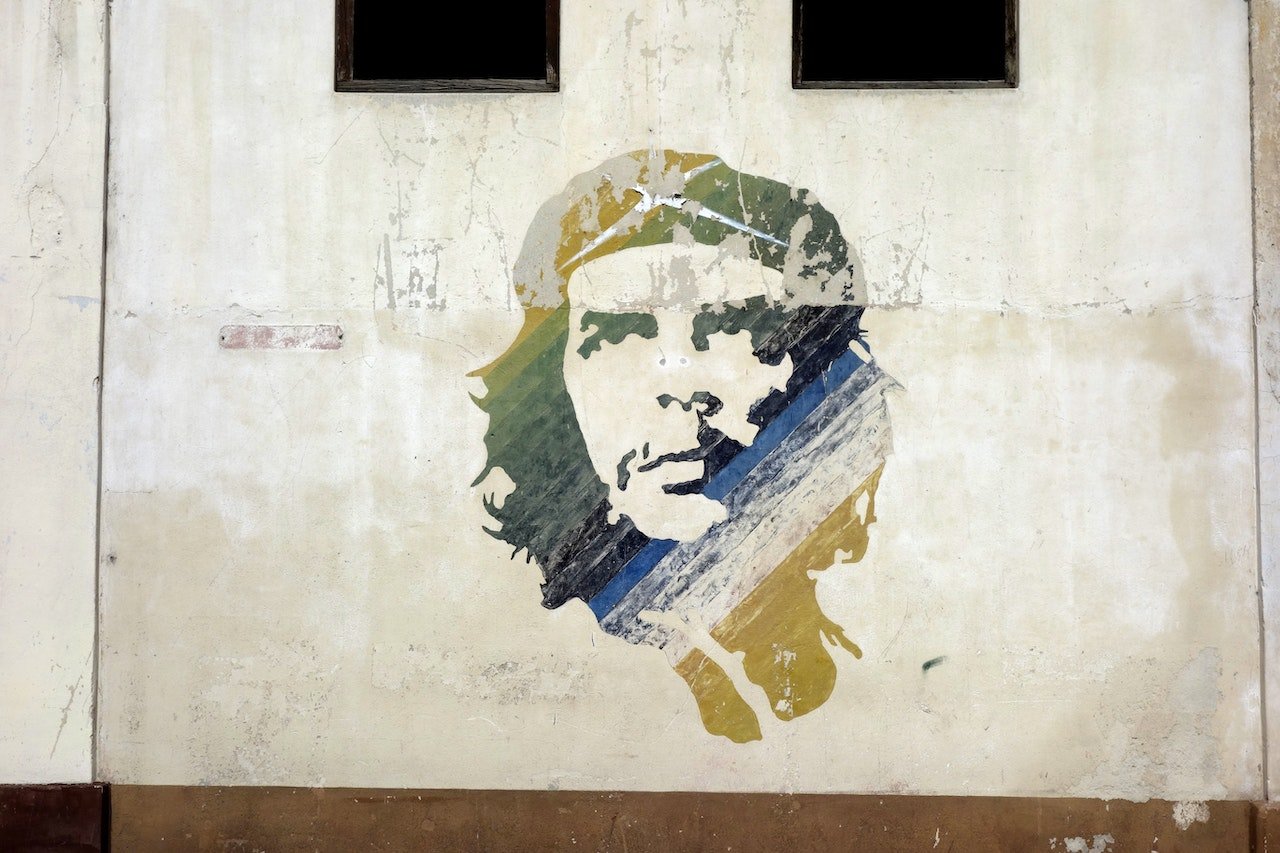 Che Guevara afgebeeld op een muur