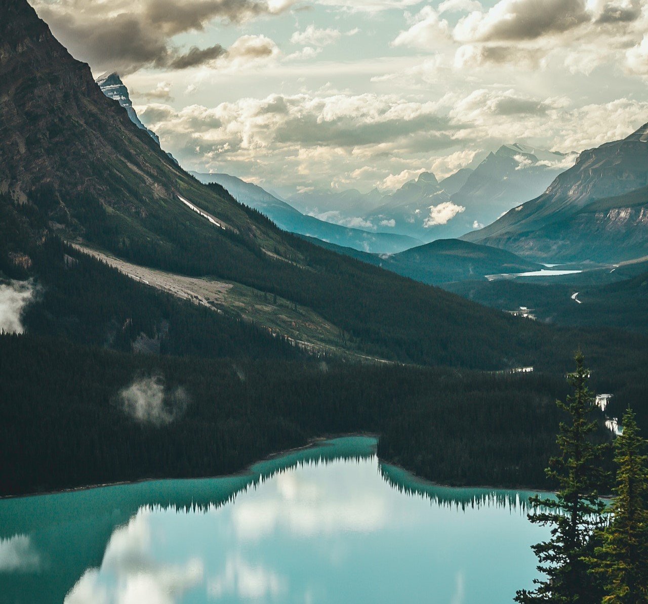 Meer in Canada omringd met bergen