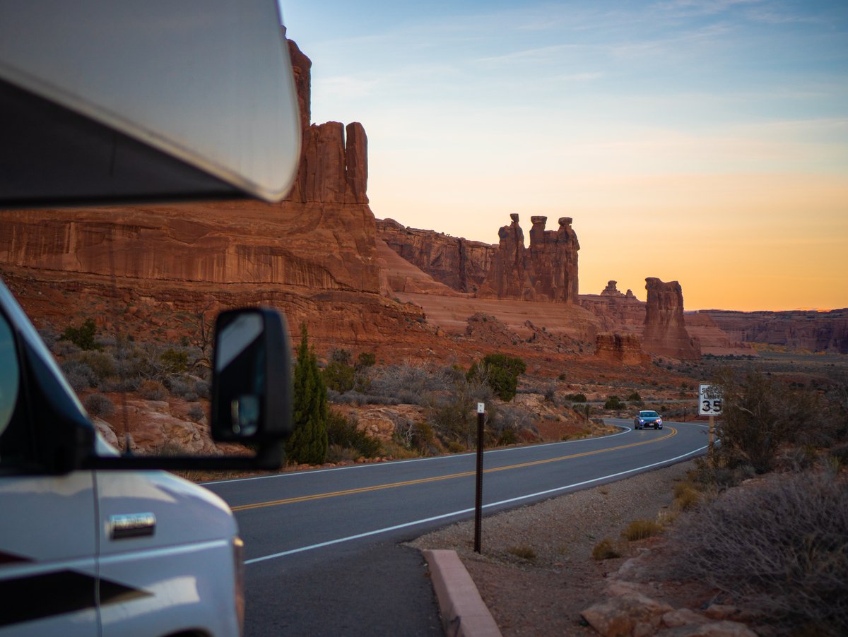 Camper rijdend door Amerika