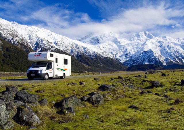 Apollo camper rijdend door de bergen.
