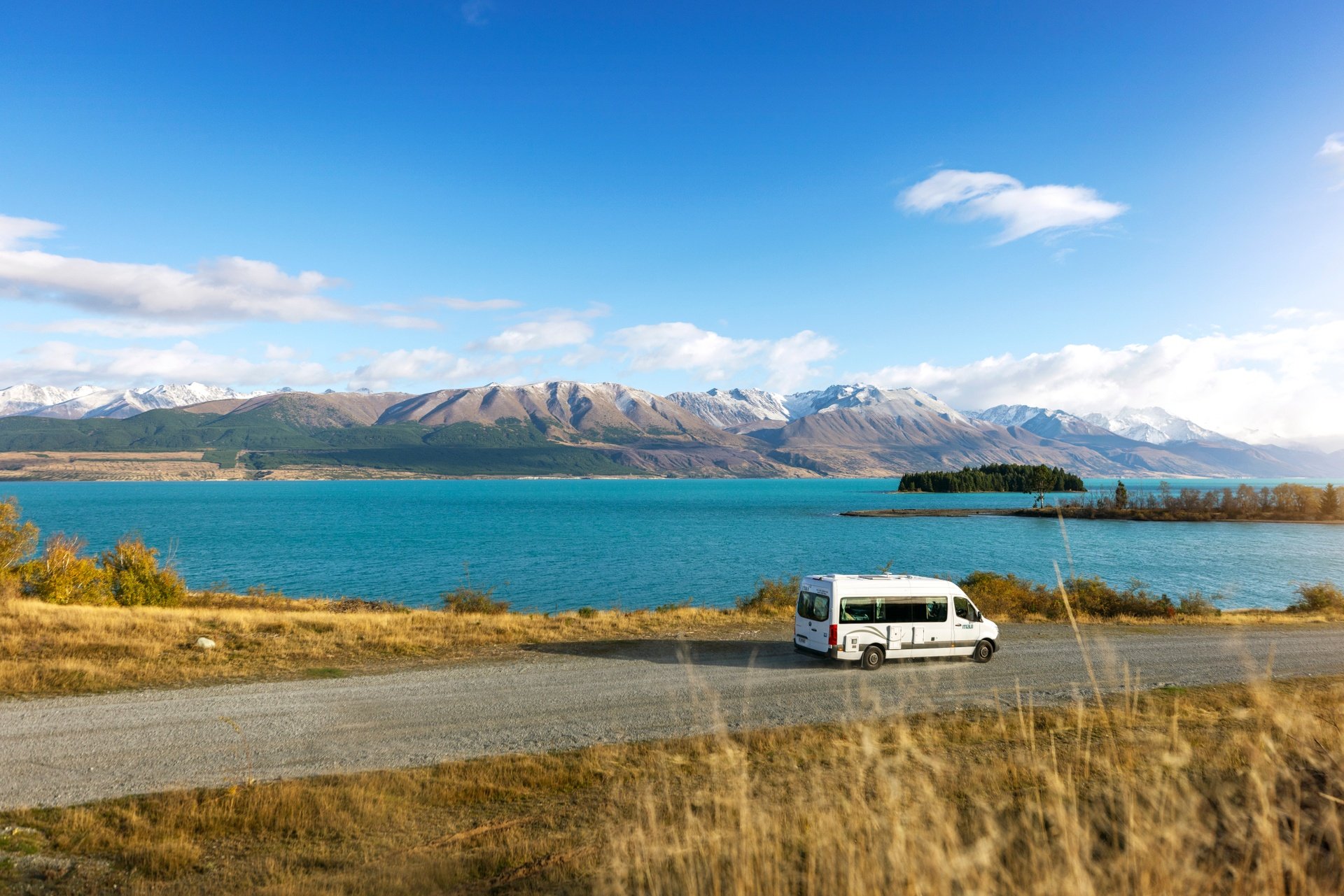 Maui camper rijdend langs het water in Nieuw-Zeeland