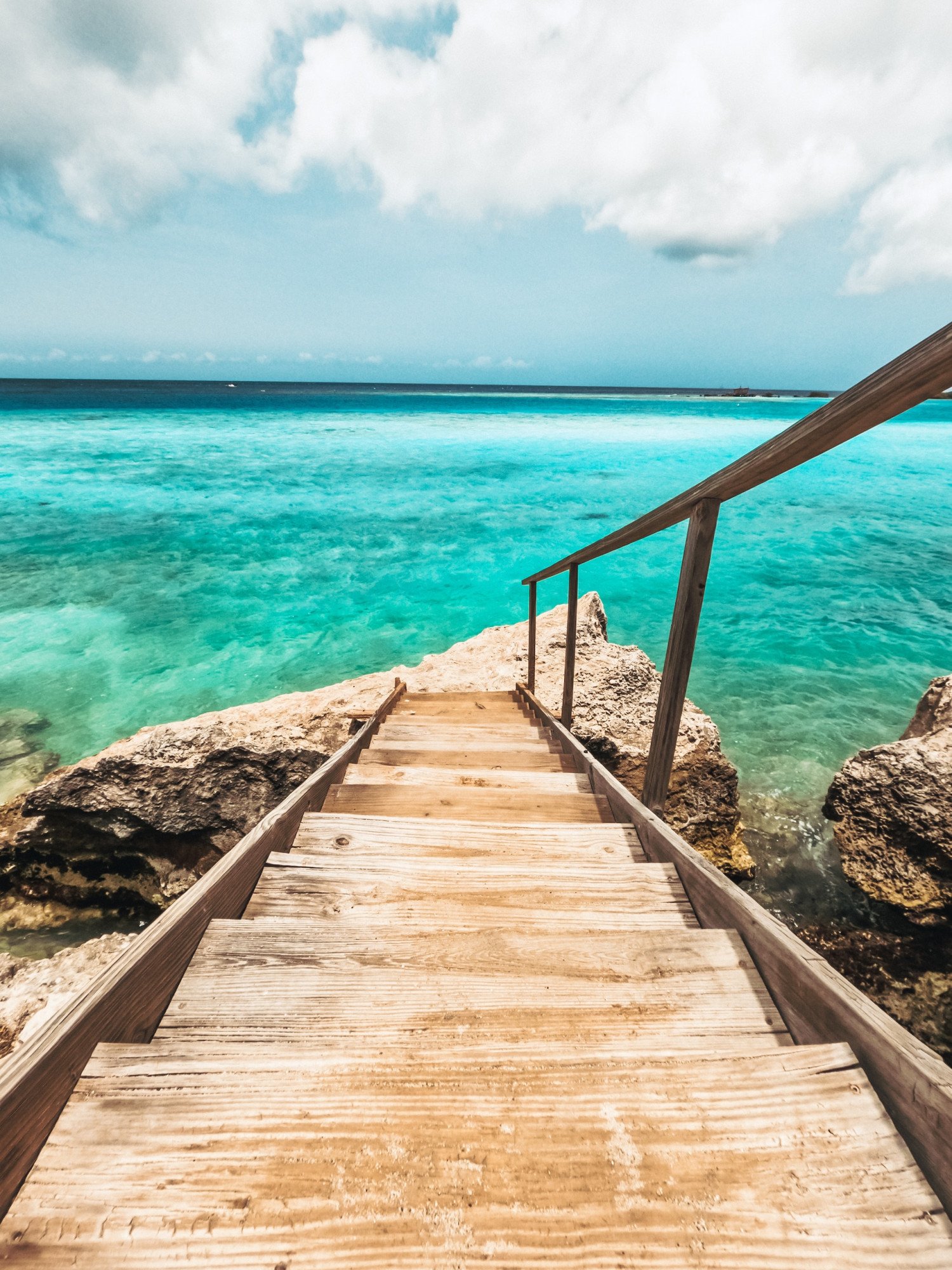 Houten trap naar de zee op Aruba