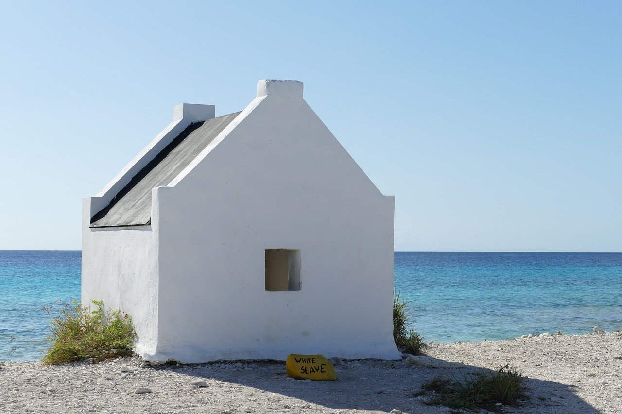 Wit slavenhuisje in Bonaire aan zee