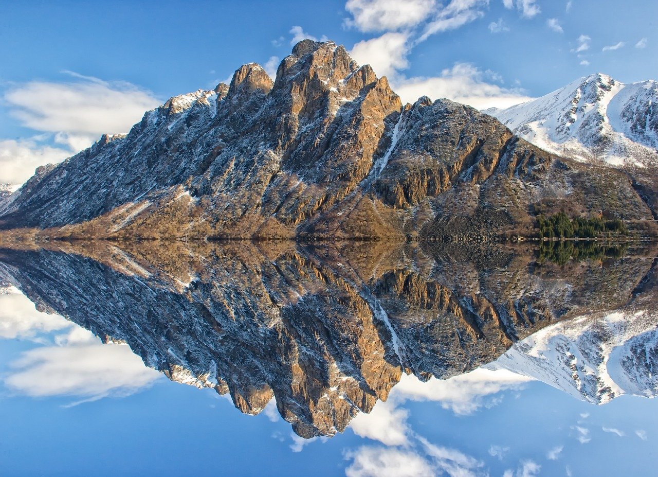 Noorwegen bergen met weerspiegeling in het water