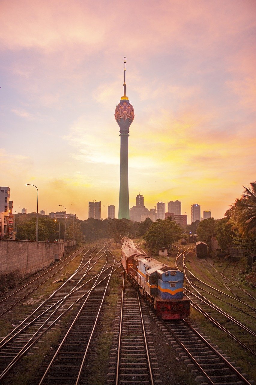 Colombo Tower in Sri Lanka met trein