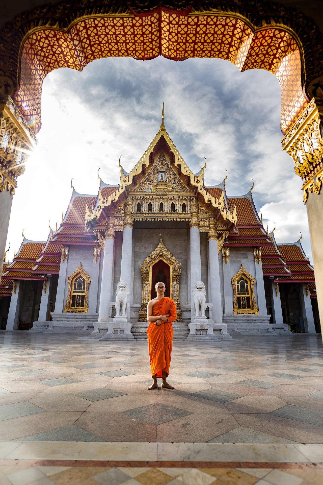 Monnik bij tempel in Thailand
