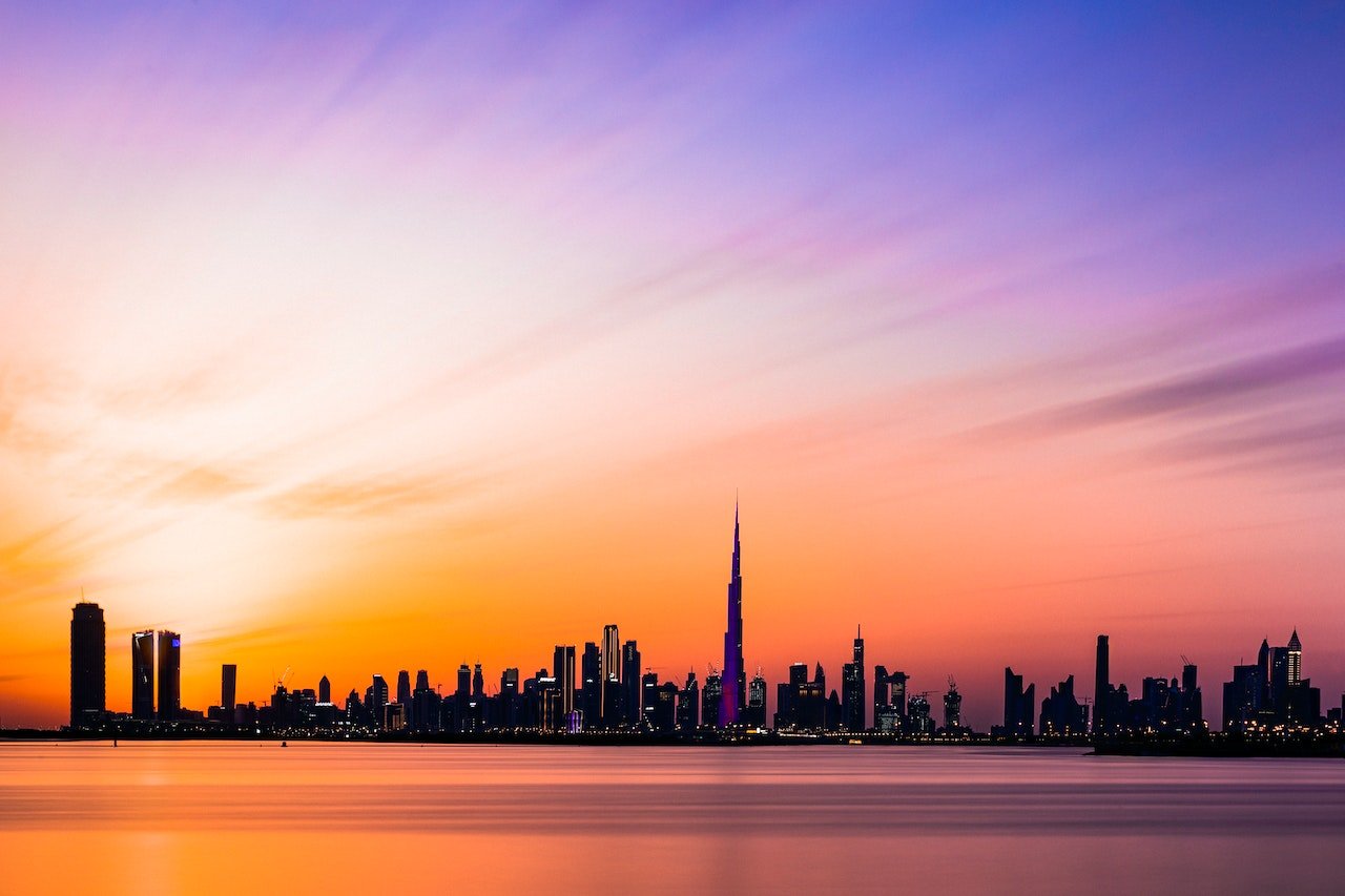 Skyline Dubai tijdens zonsondergang.