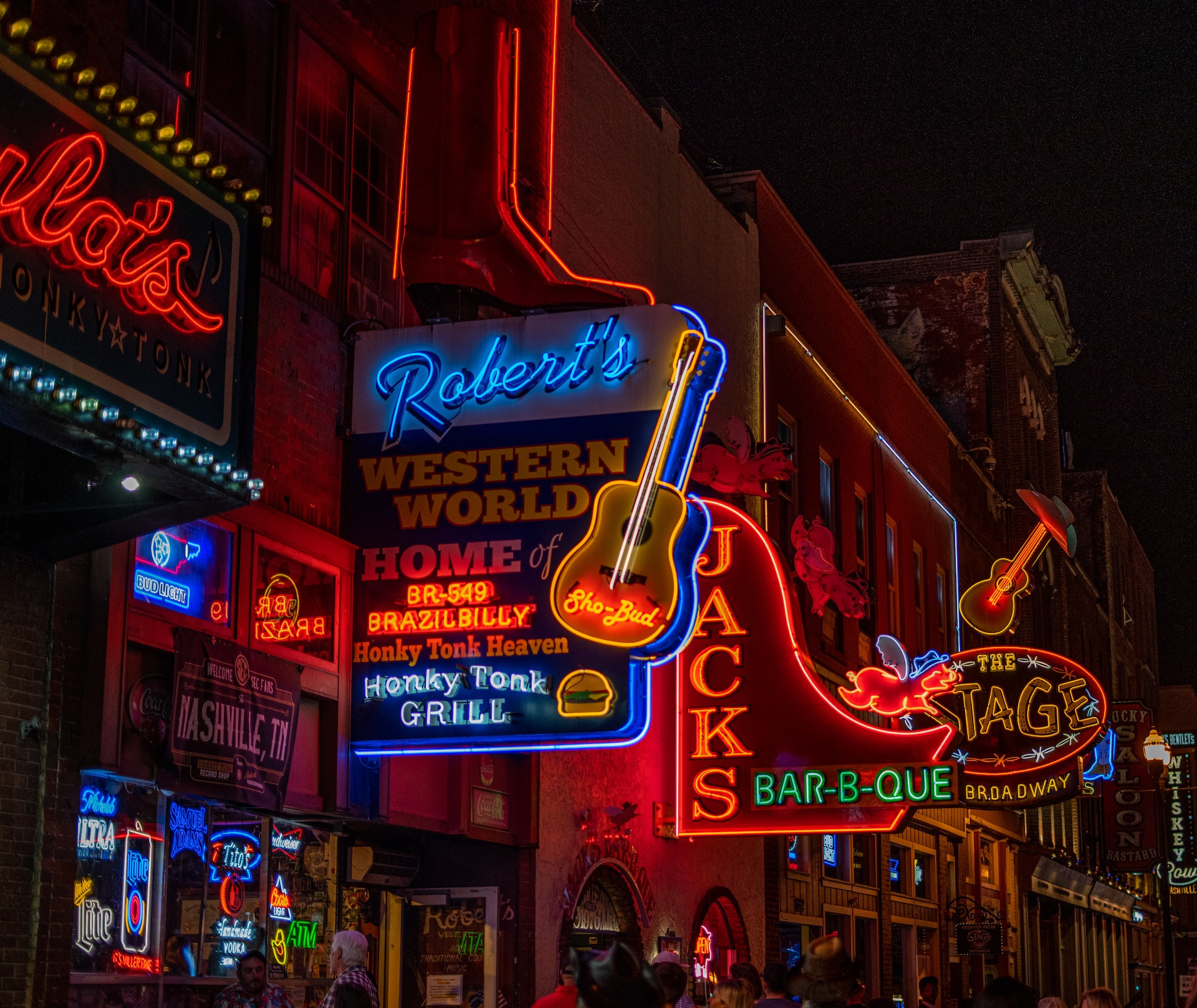 Nashville-USA-at-night-street
