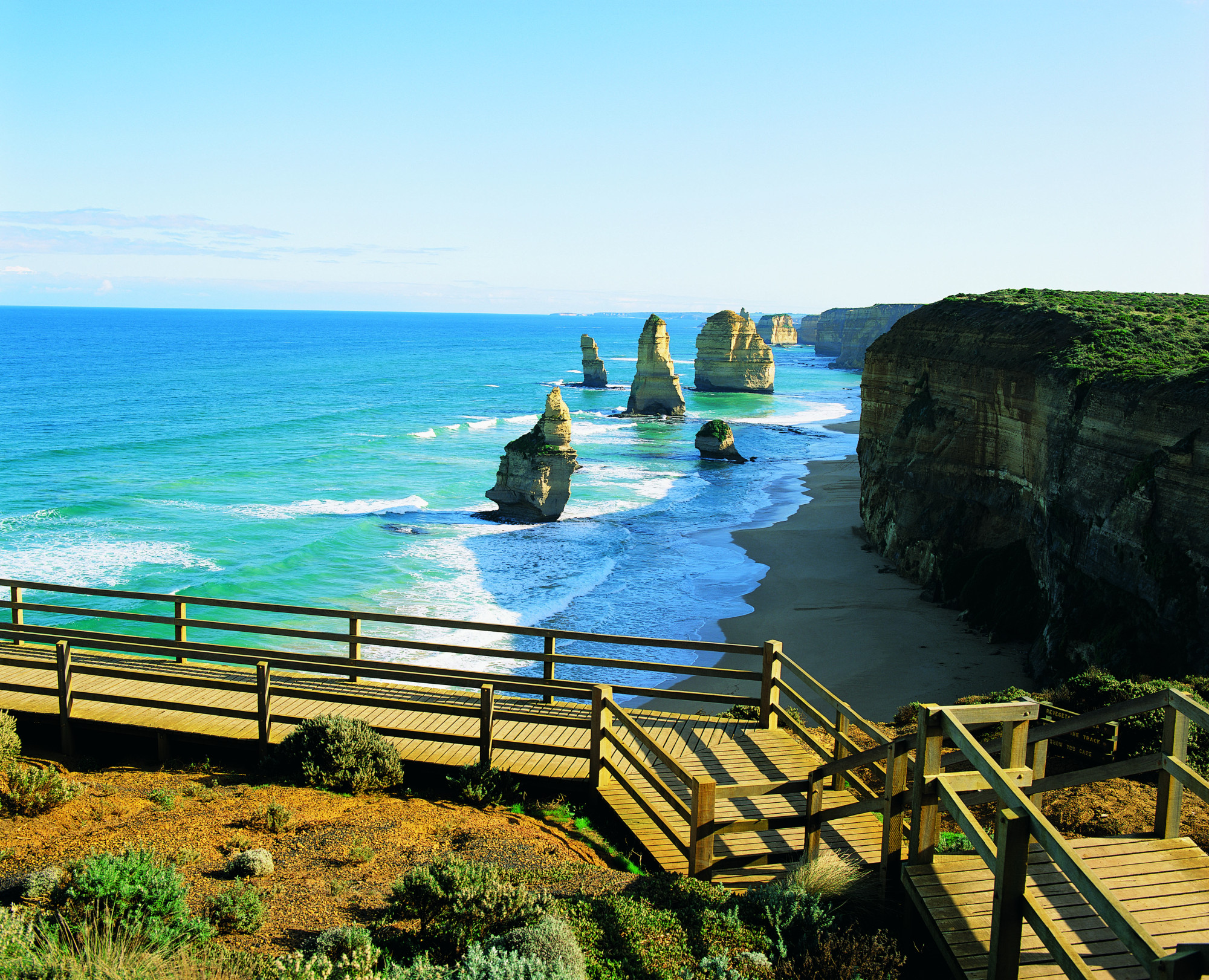 Houten pad langs de kust bij de Great Ocean Road