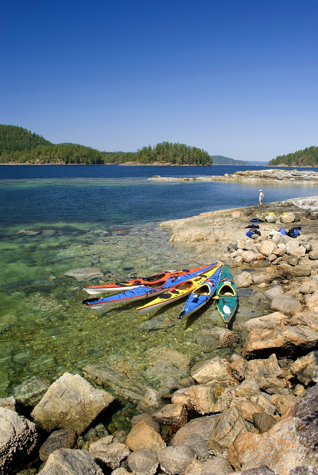 Kayaks bij een meer in Canada