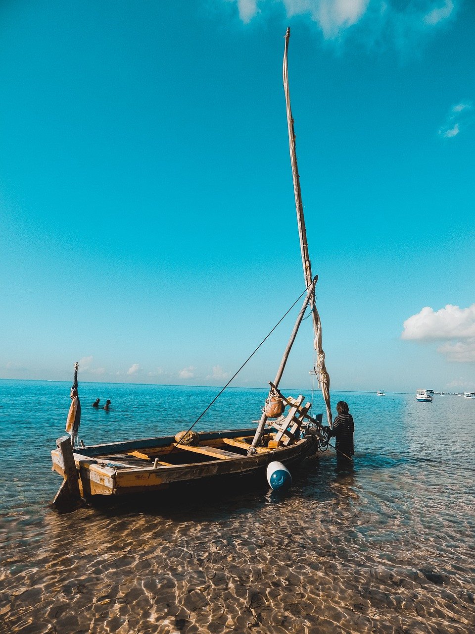 Bootje bij een strand in Mombasa in Kenia