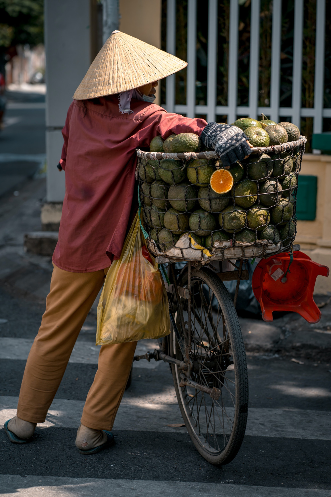 Vietnamese local met fiets in Ho Chi Minh