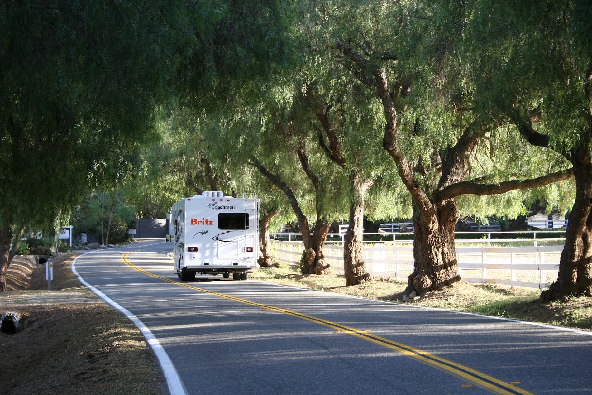 Britz Camper over weg met bomen in USA