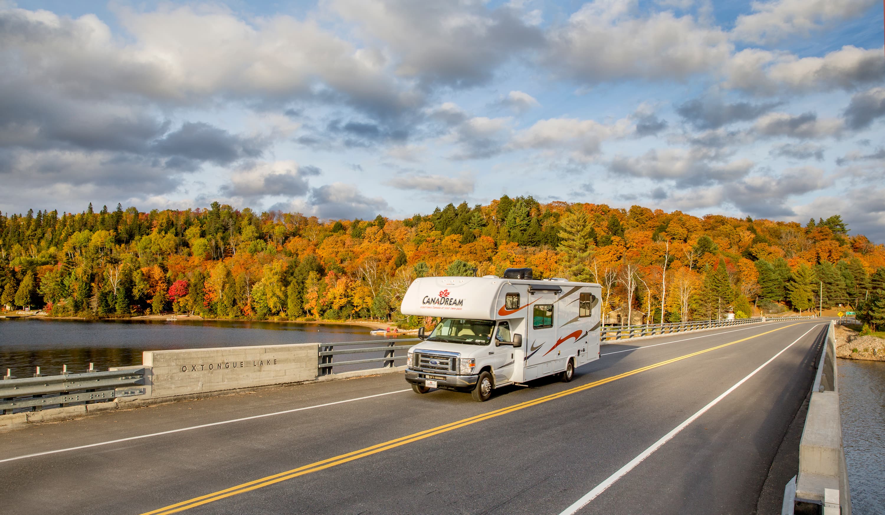 CanaDream camper op brug over meer tijdens de Indian Summer