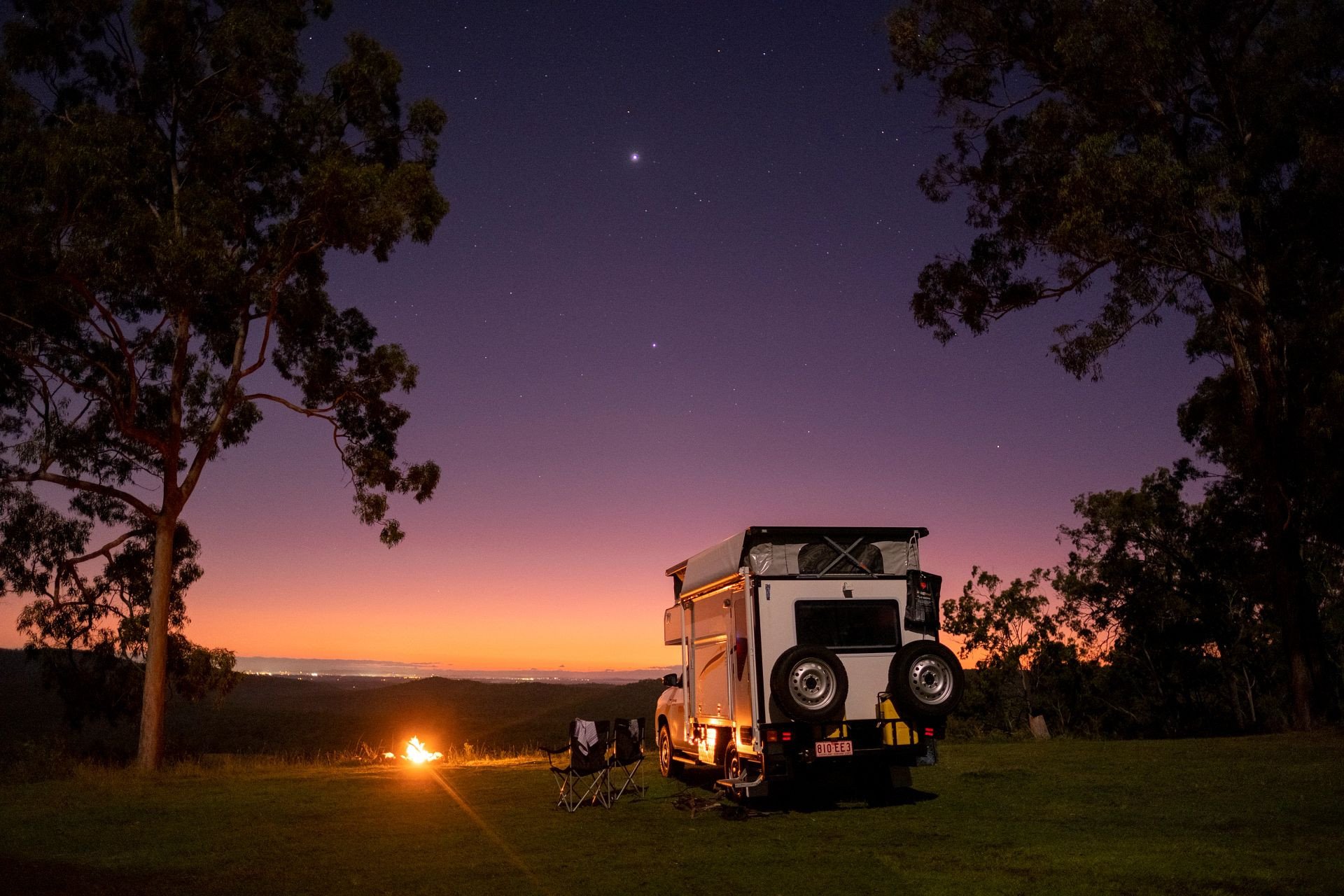 Apollo AU 4WD Adventure Camper op platte groend tussen de woods tijdens de sunset