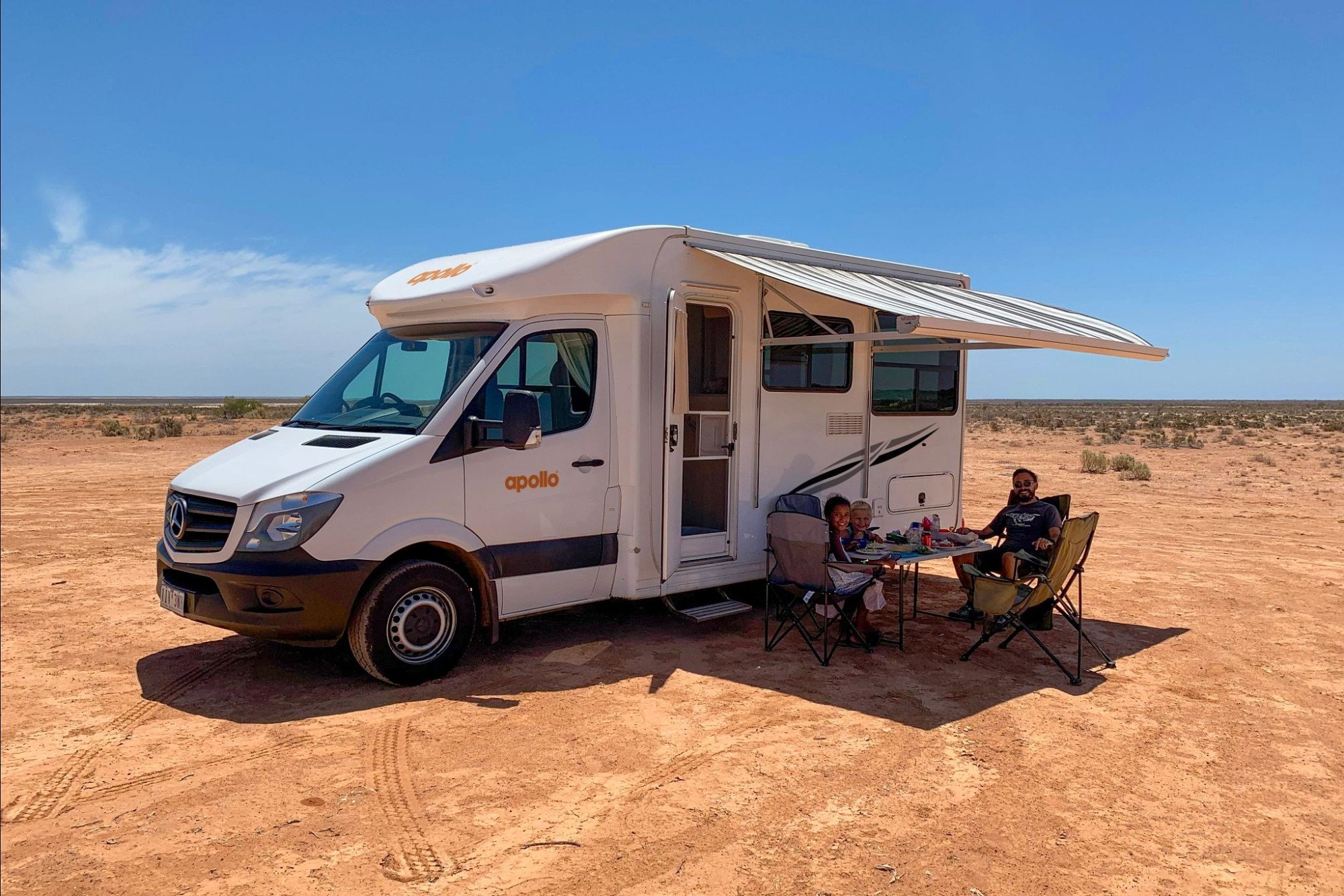 Apollo AU Euro Quest camper in de landschap en blije gezichten