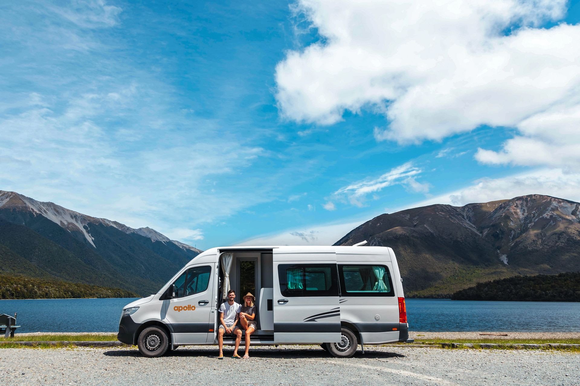 Apollo NZ Euro Tourer 2 Berth camper in de natuur met twee lachende gezichten