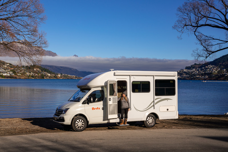 Britz NZ Discovery camper bij een meer in de winter