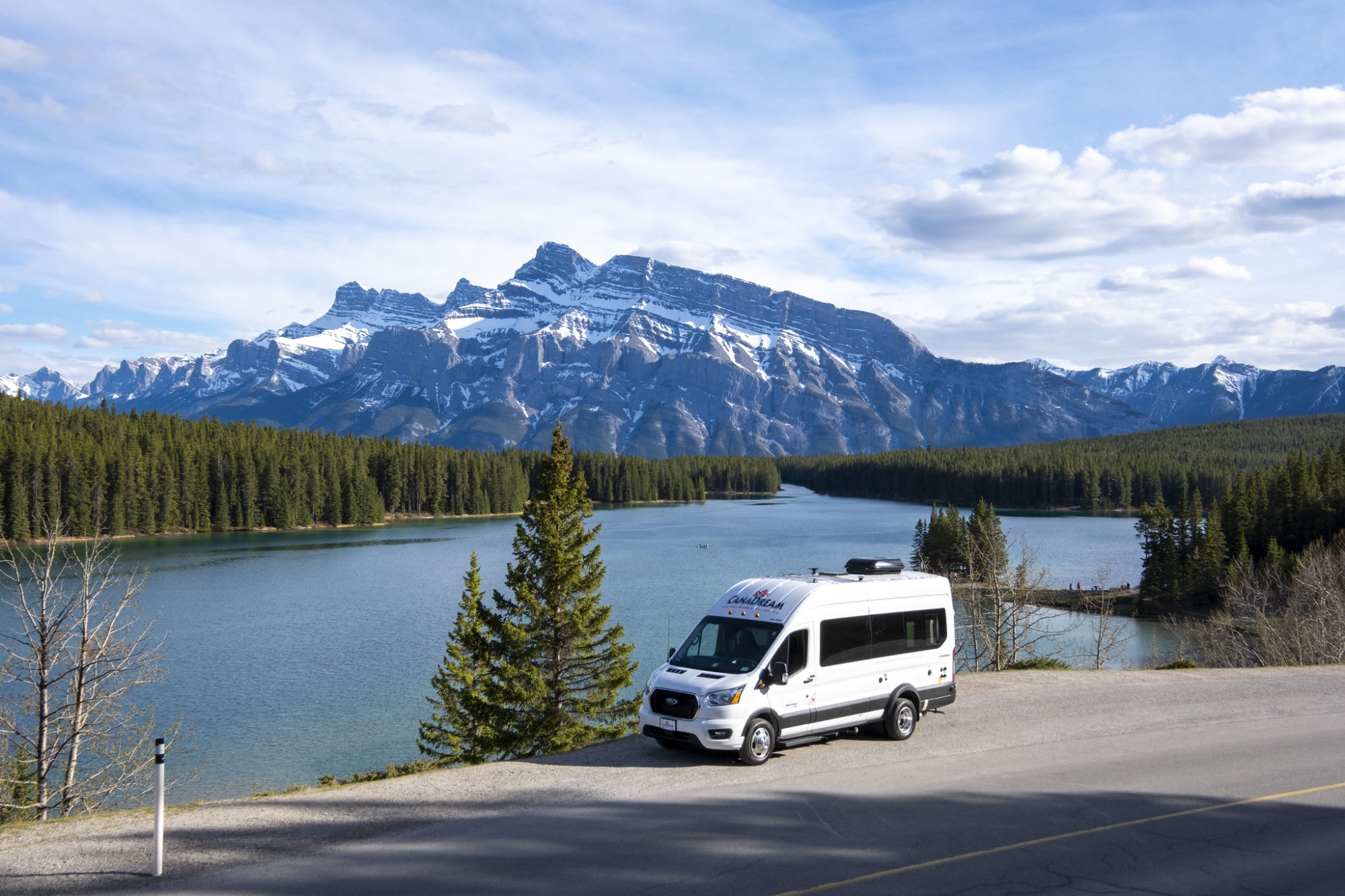 CanaDream DVC Van Conversion bij een meer