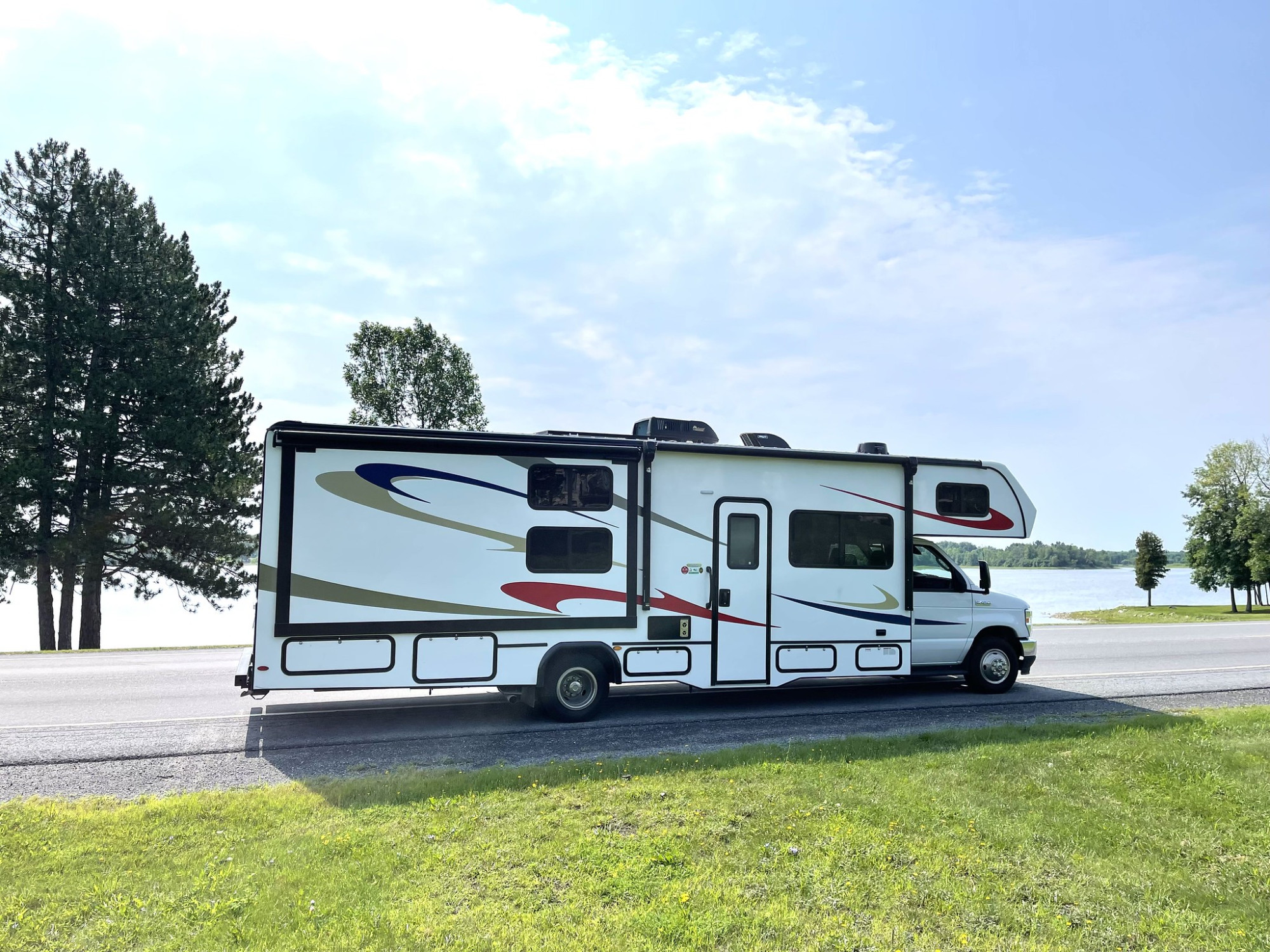 CanaDream MH-X Maxi Plus Motorhome in landschap