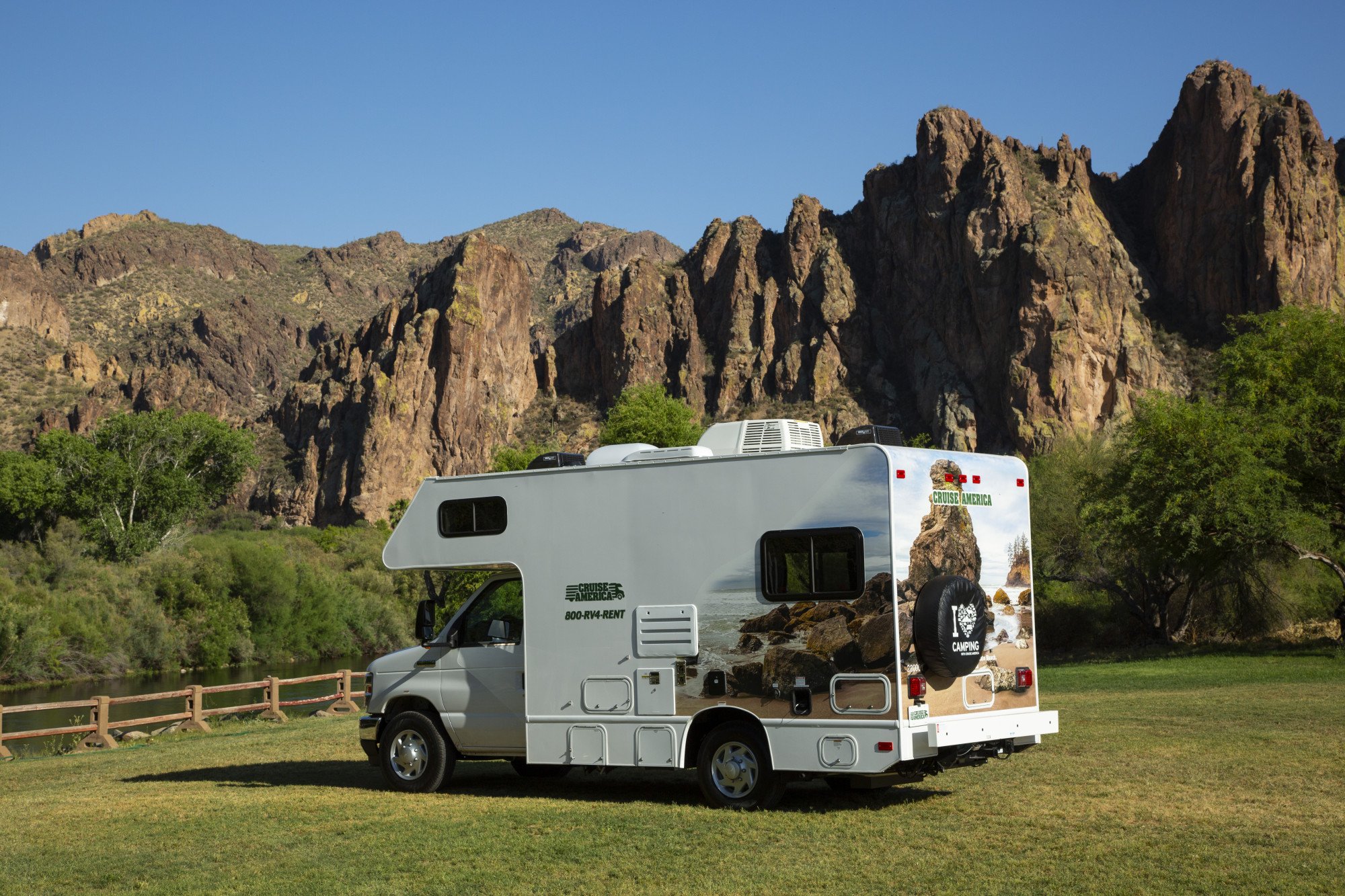 Camper Cruise America C21 - Compact Plus Motorhome achterkant bij bergen