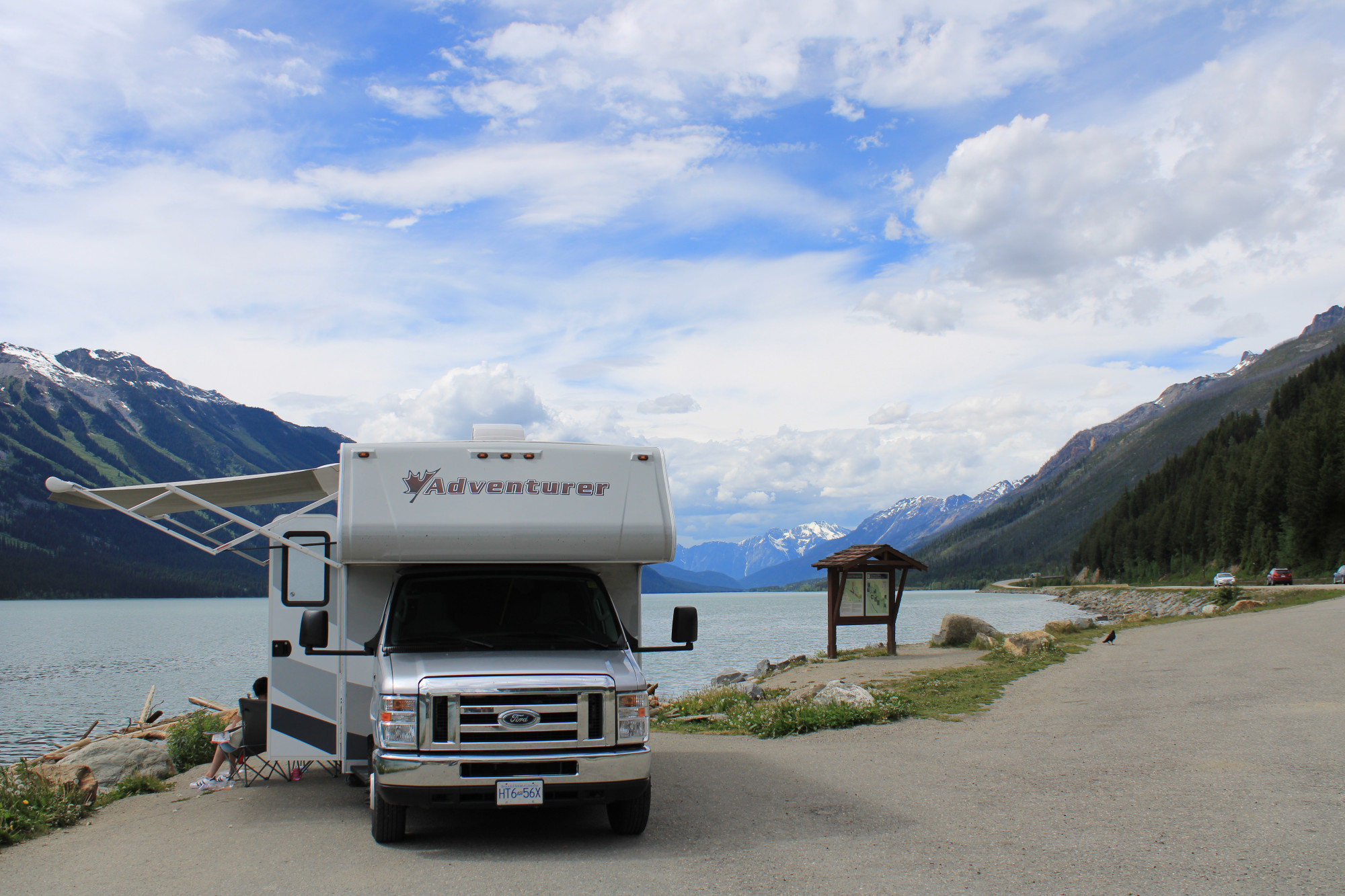 Four Seasons camper Medium bij een meer