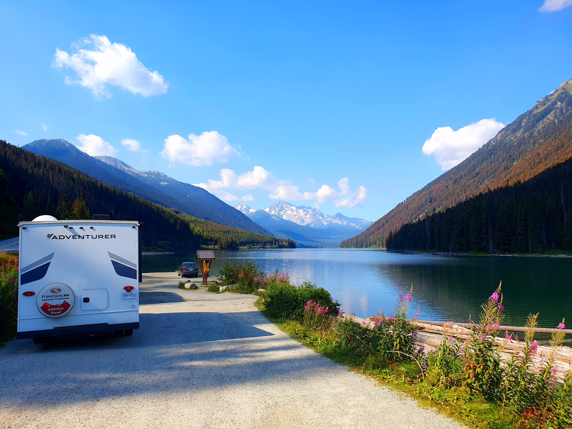 Fraserway c-medium camper bij een meer