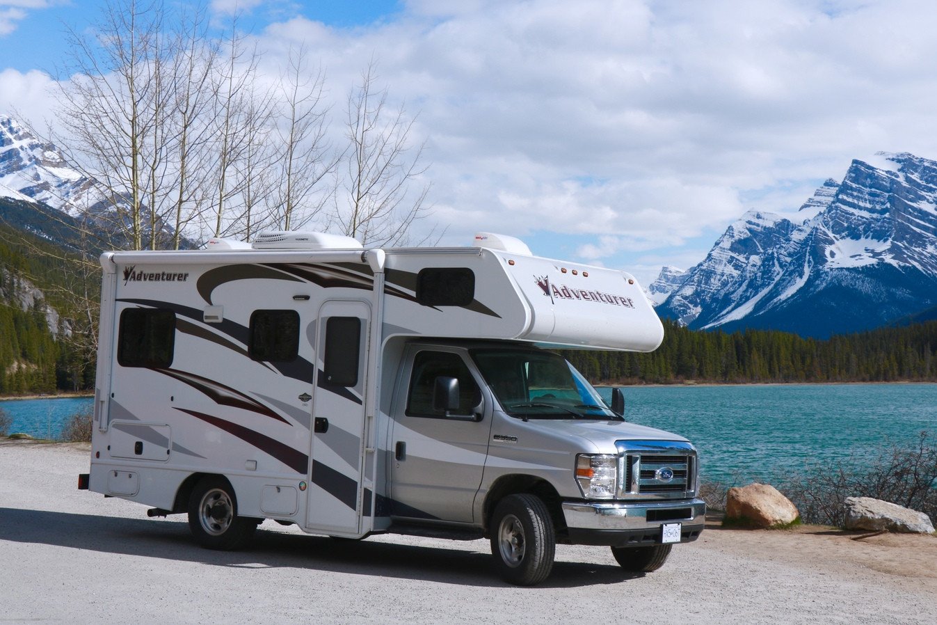 Fraserway C-small camper bij een meer