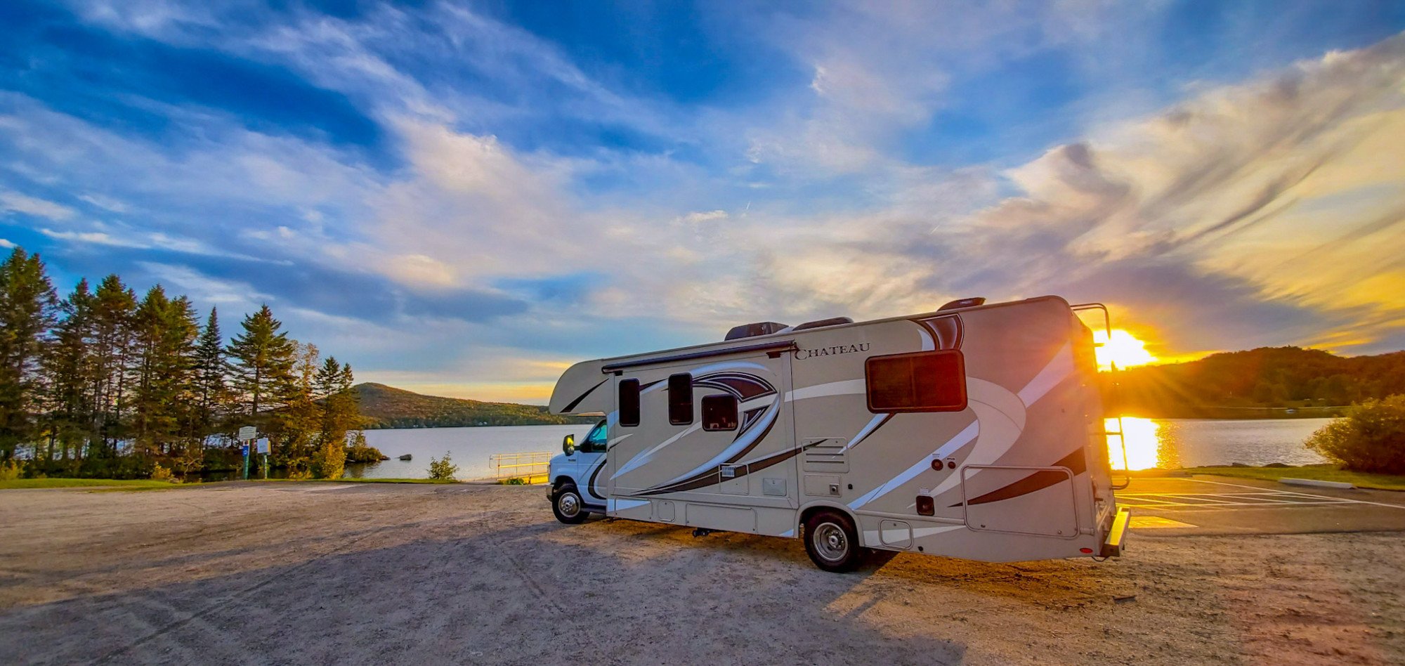 Fraserway c-xlarge bij een meer met zonsondergang