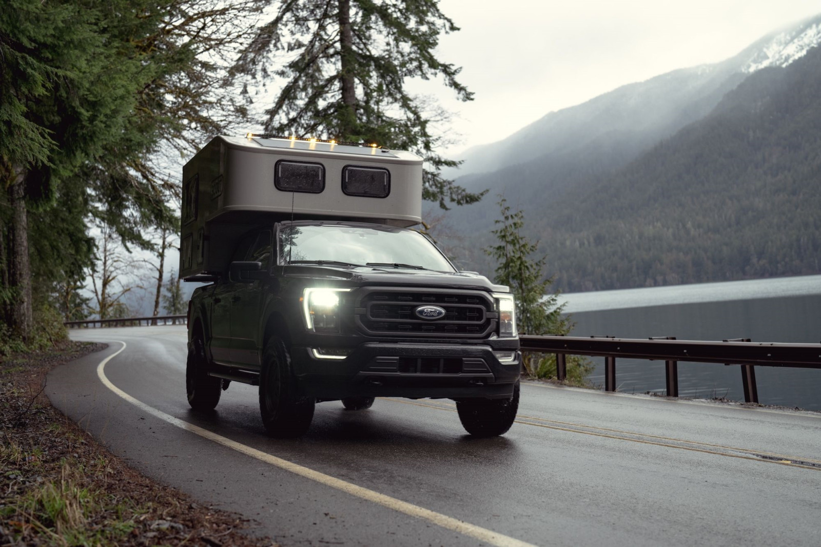 Fraserway Canada Truck Camper Scout op de weg