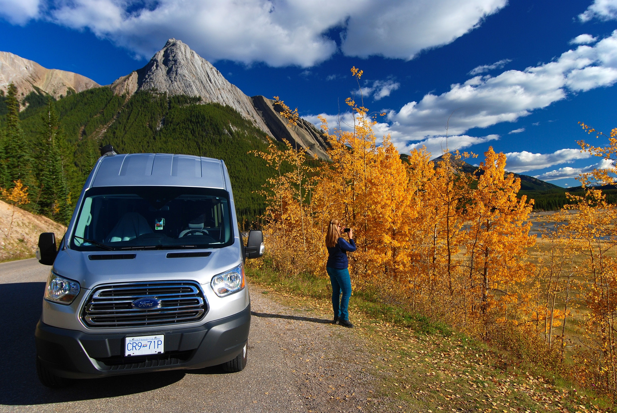 Fraserway CAN Van Conversion in de bergen met herfst