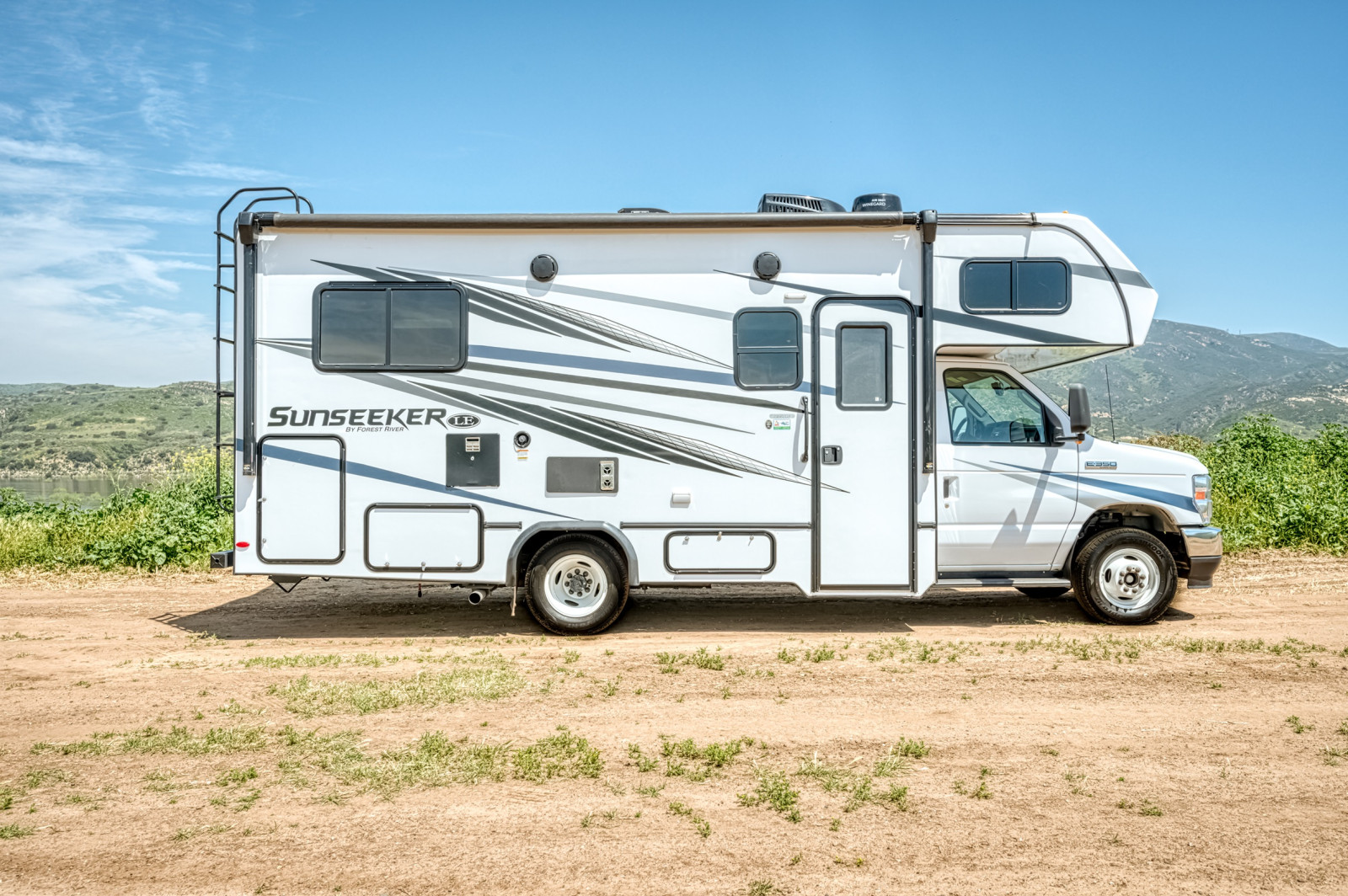 Mighty Campers USA Class C Medium exterieur zijkant