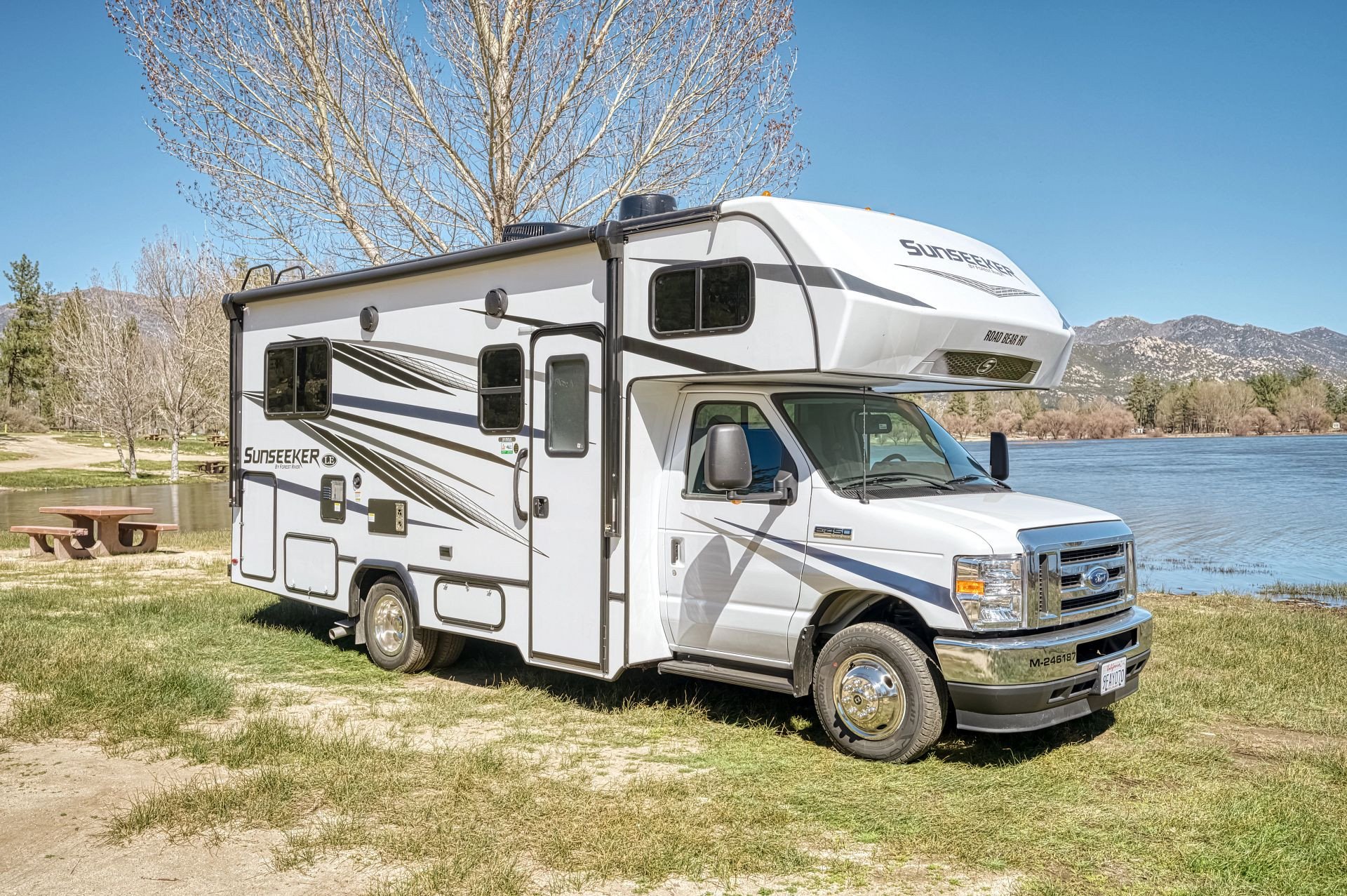 Camper  Road Bear Class C slide-out 29-31 ft (type R) naast een meer